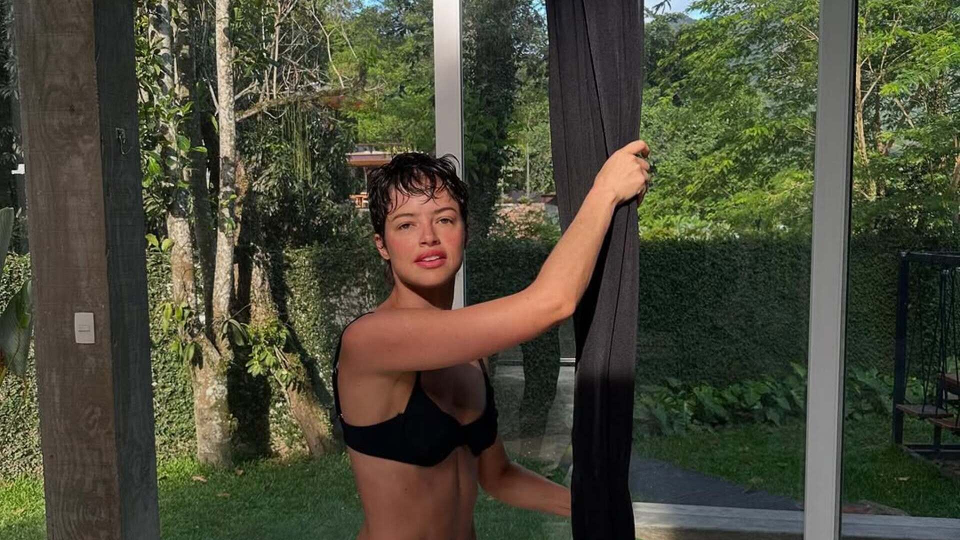 Agatha Moreira esbanja beleza natural ao surgir de biquíni: ‘Biscoitando’