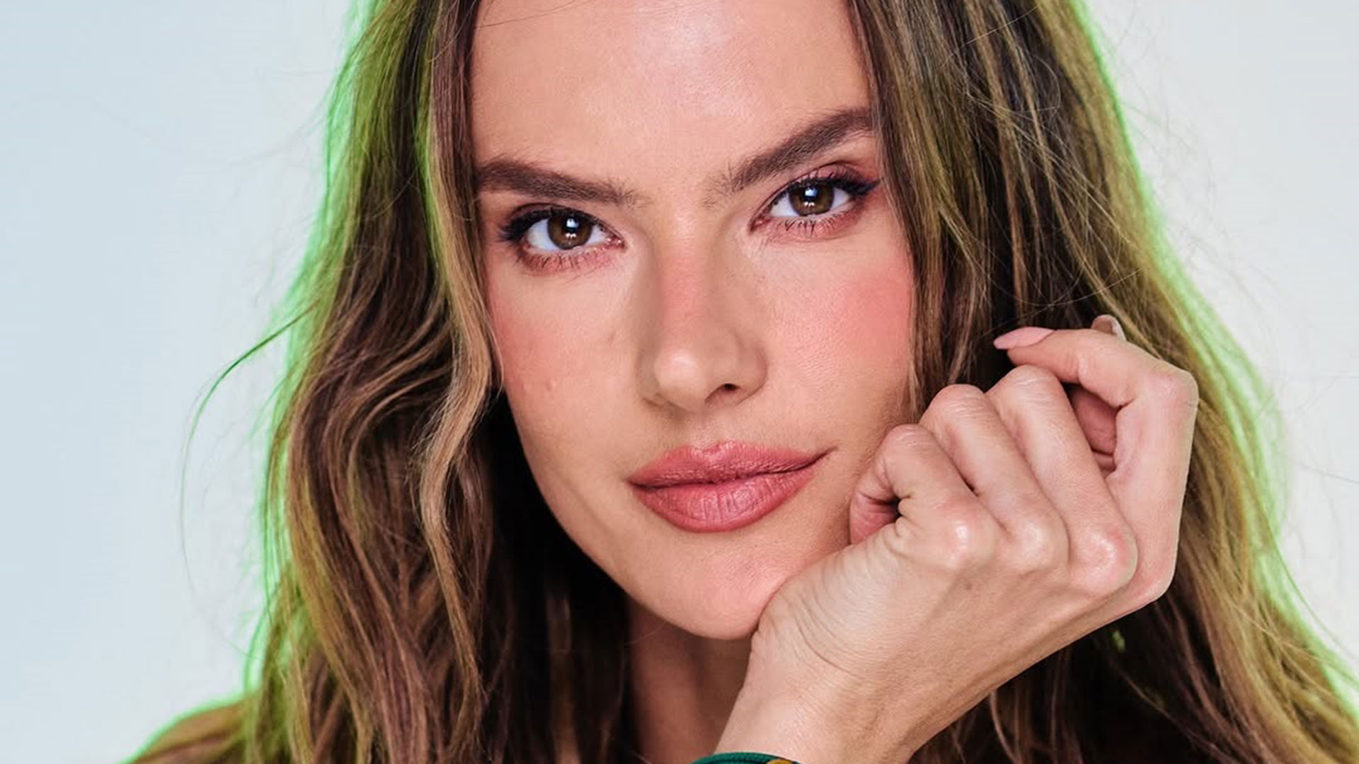 Alessandra Ambrosio posta fotos com namorado e faz homenagem. Veja!