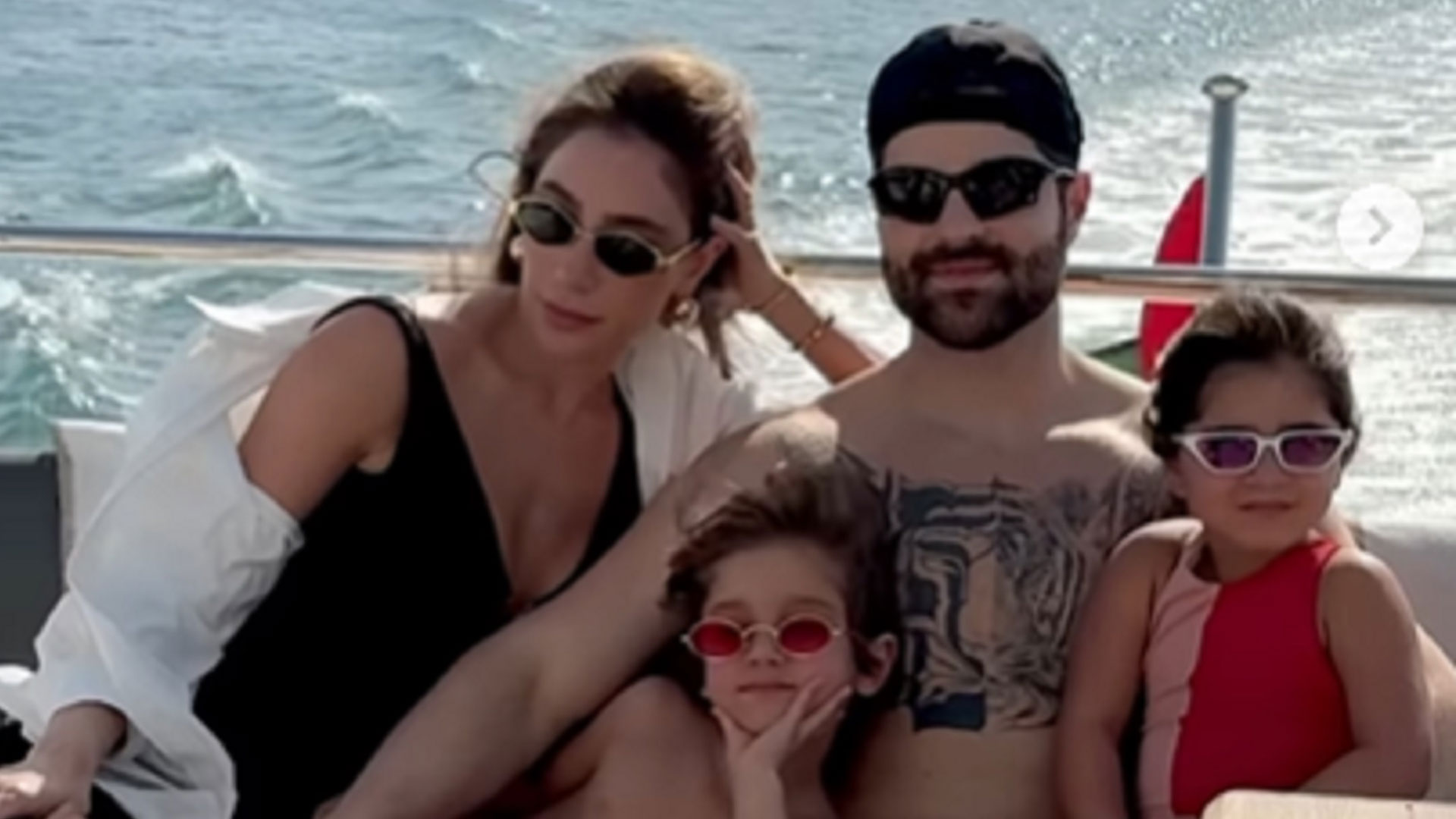 Alok curte passeio de lancha com esposa e filhos em Dubai