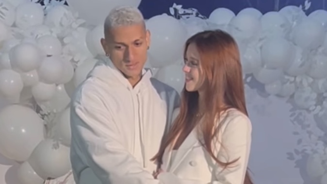 Amanda Araújo, namorada do Richarlison, se declara para jogador após chá revelação