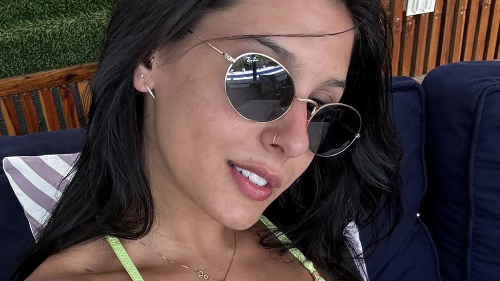 Ana Castela exibe o bronzeado impecável em look verde neon