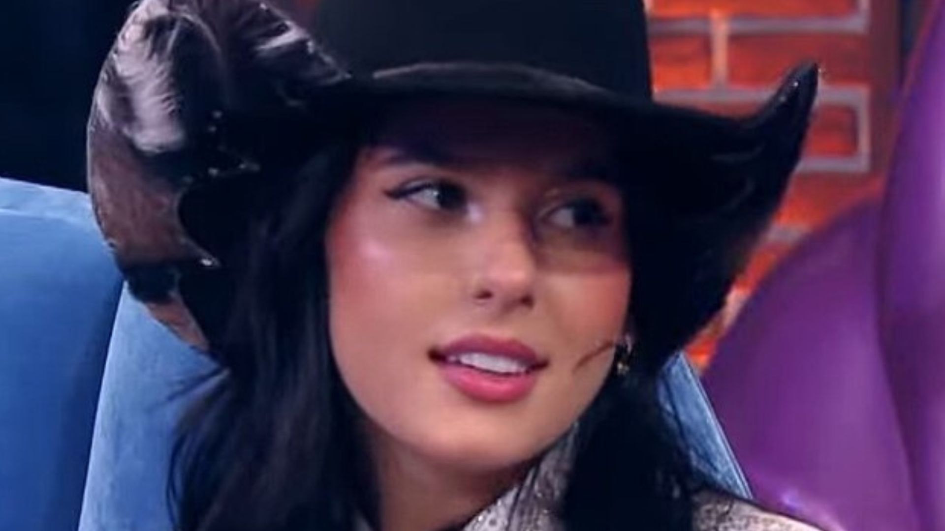 Ana Castela se espanta ao ganhar panetone gigante: ‘Nem sabia que existia’