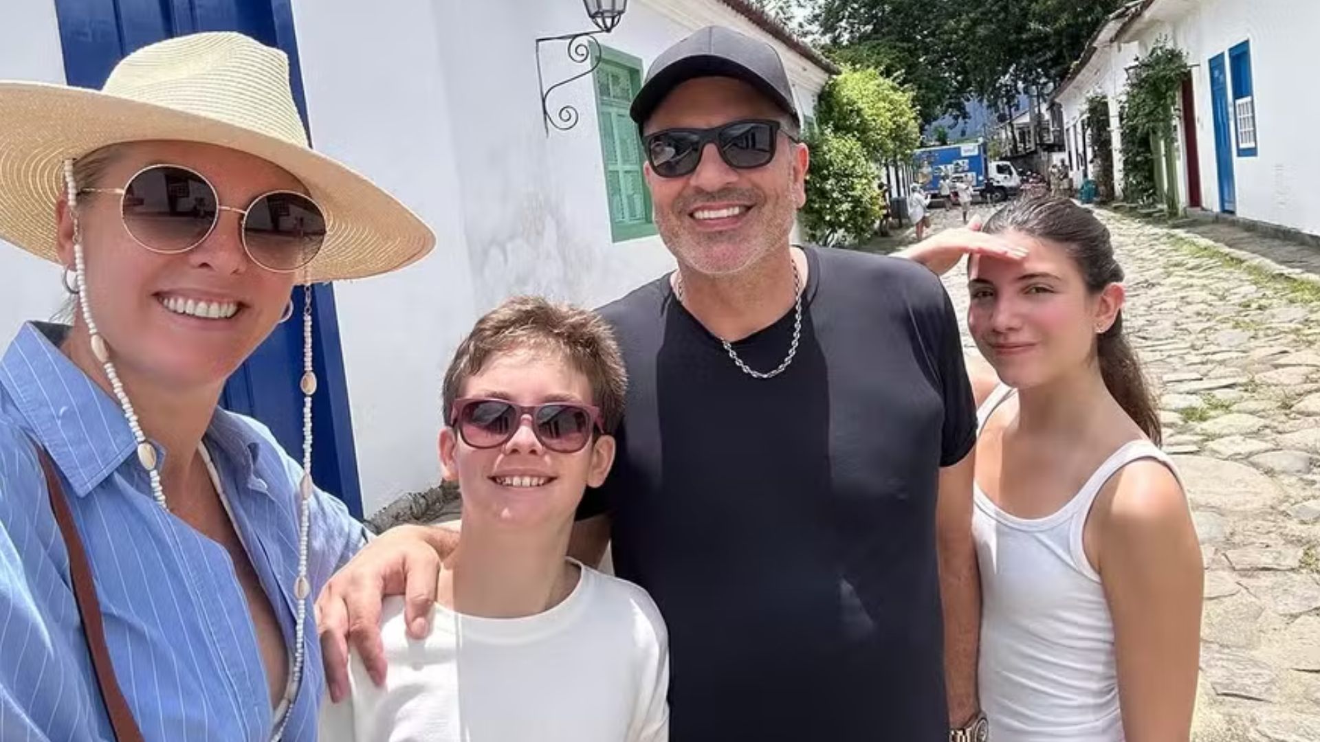 Ana Hickmann e Edu Guedes curtem penúltimo dia do ano com os filho no RJ