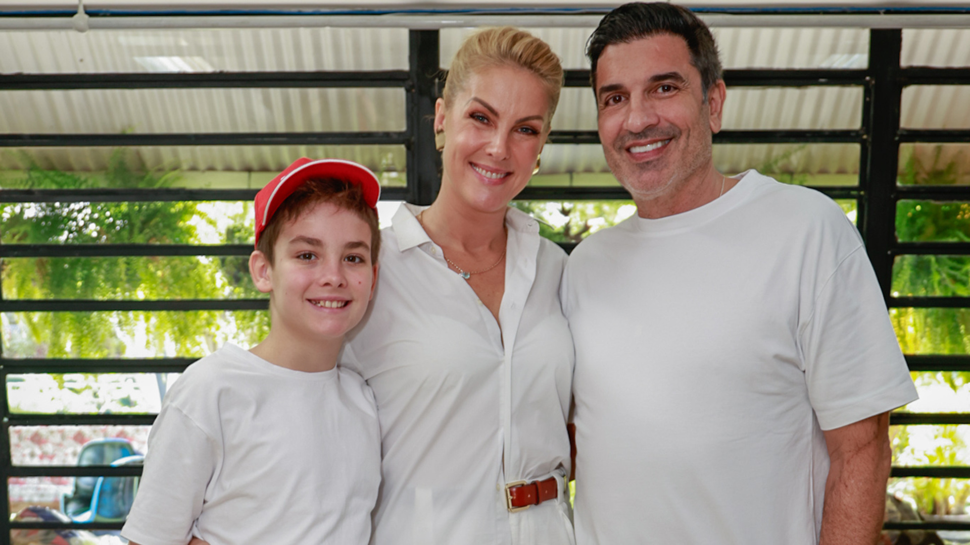 Com o filho e Edu Guedes, Ana Hickmann participa de entrega de cestas