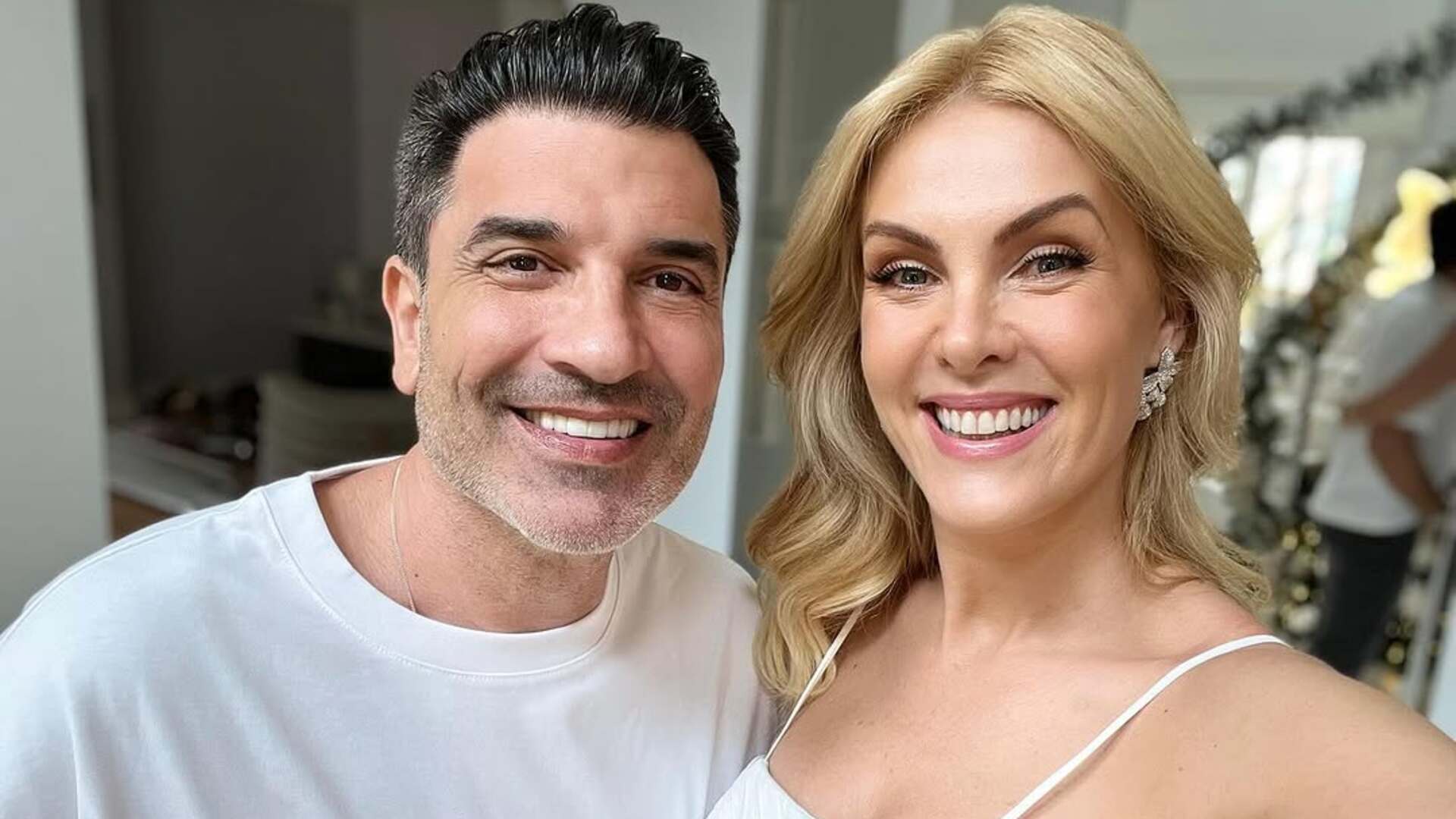 Ana Hickmann comemora um ano de seu primeiro beijo com Edu Guedes