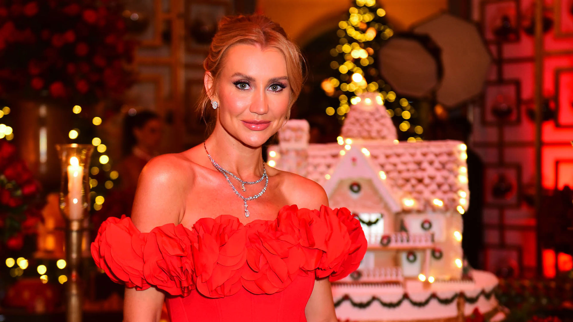 Ana Paula Siebert esbanja elegância em look para festa de Natal