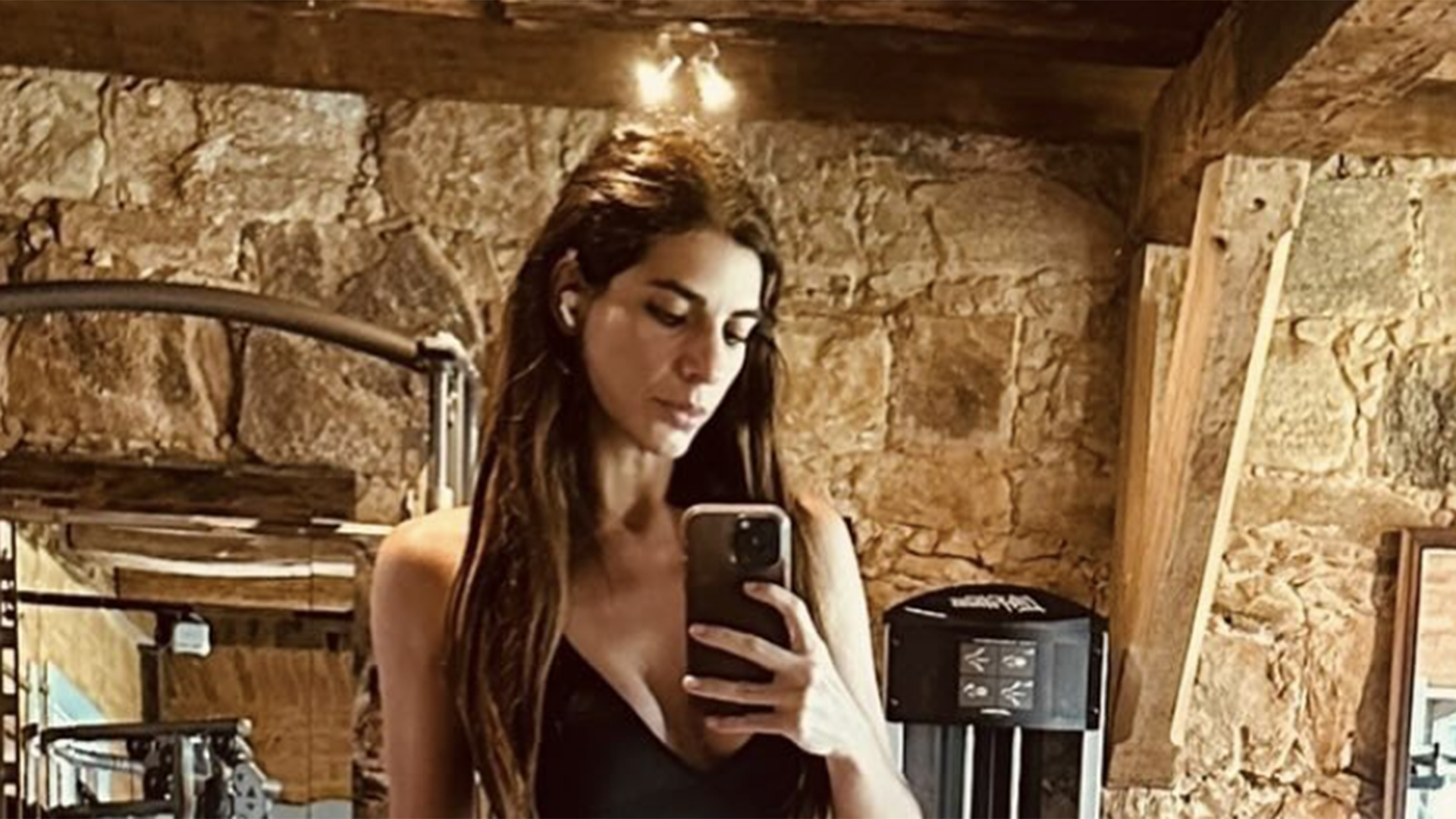 Mãe de gêmeos, Andréia Sadi exibe a barriga negativa no último dia do ano
