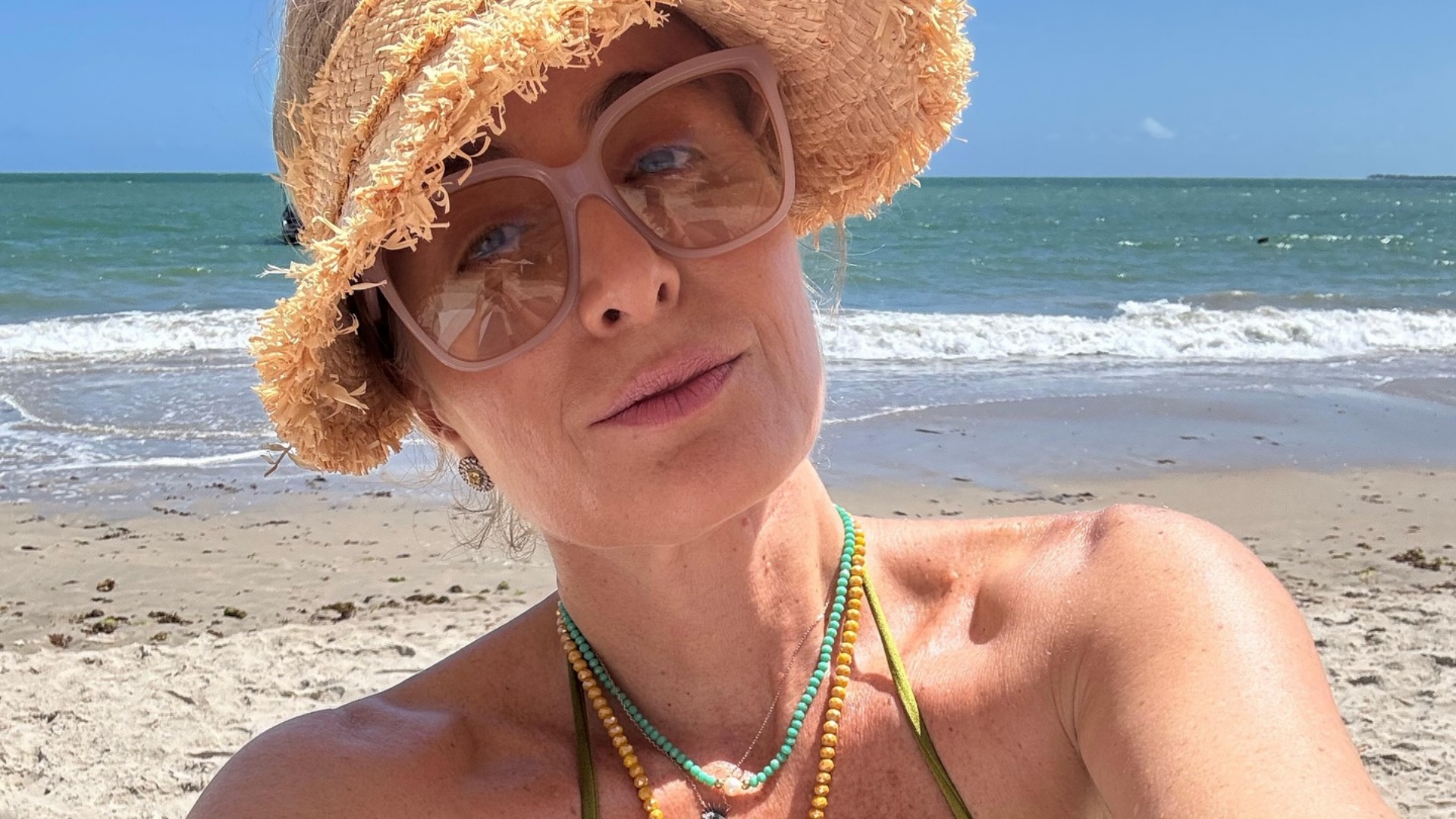 Angélica esbanja beleza natural em cliques na praia: ‘Recarregar as energias’