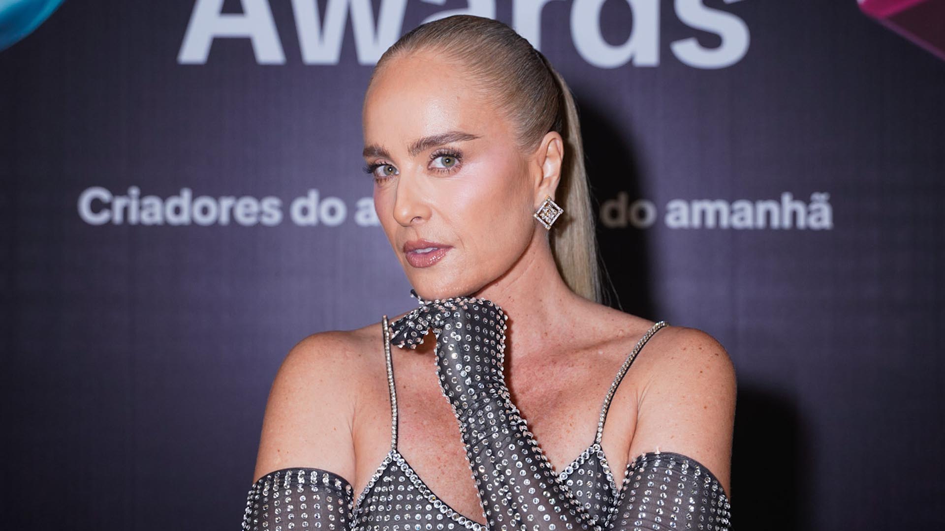 Angélica aposta em looks brilhantes para evento em São Paulo