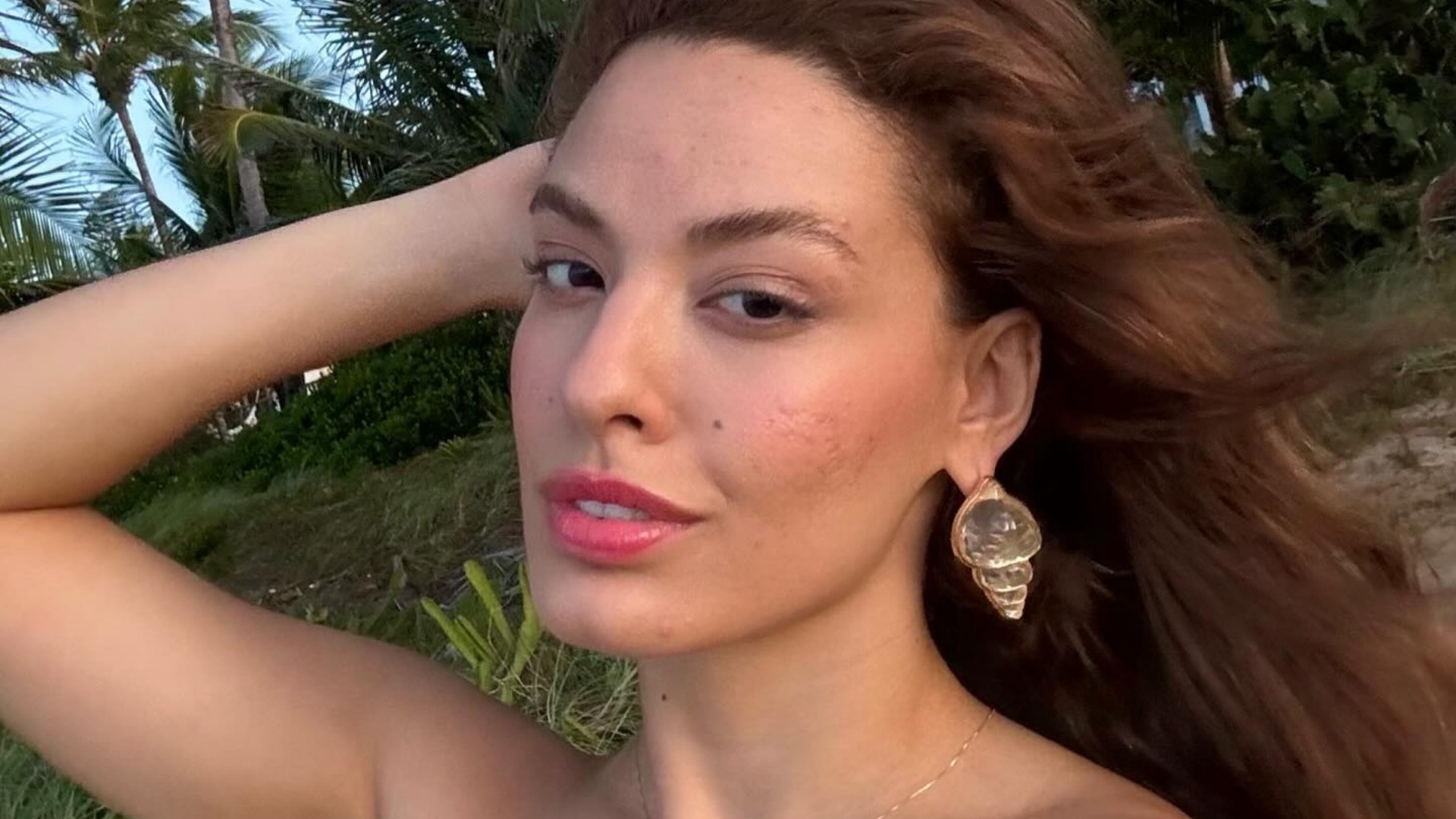 Beatriz Reis chama atenção ao ostentar corpaço em cliques na Bahia: ‘Gata’