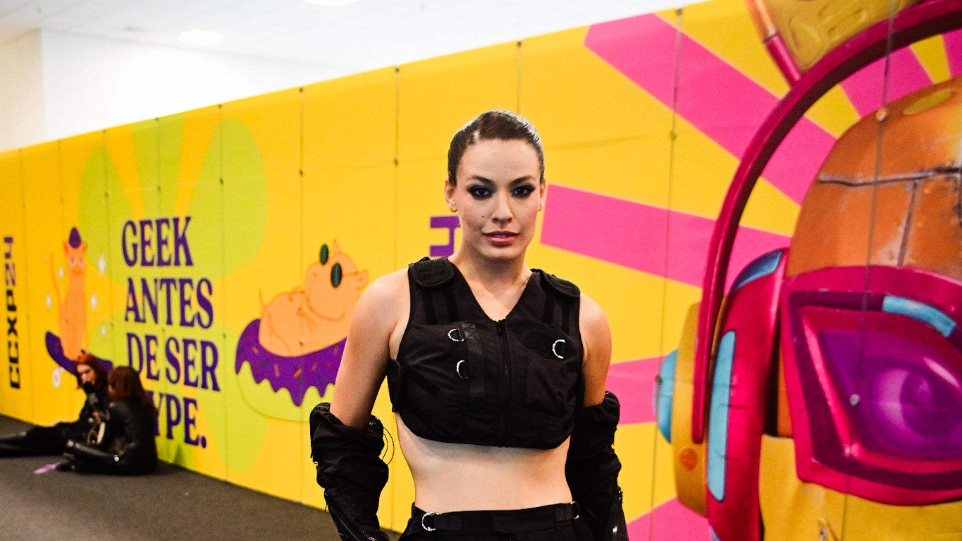 Beatriz Reis arrasa com look todo recortado para curtir evento