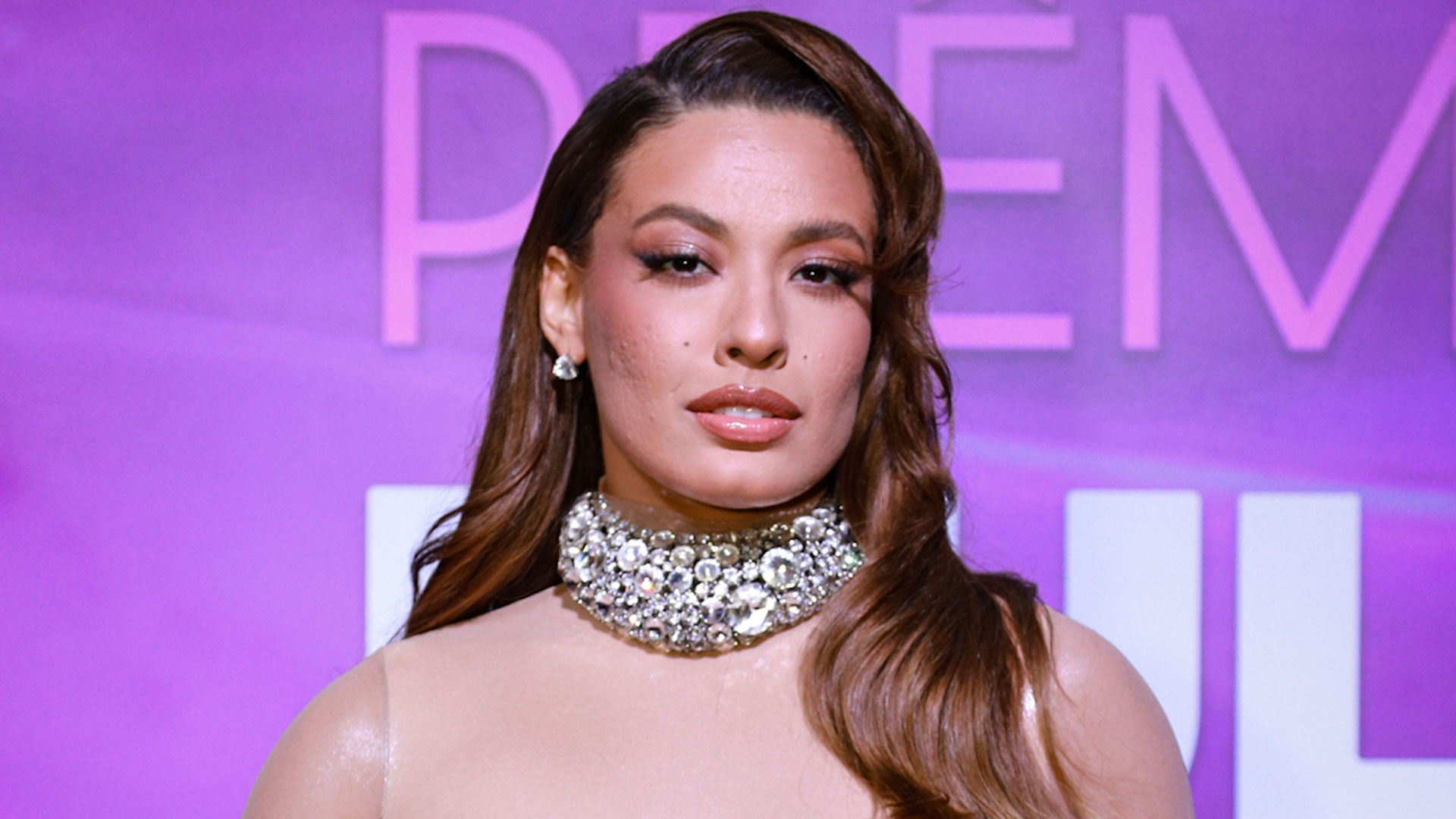 Beatriz Reis aposta em look ousado para premiação
