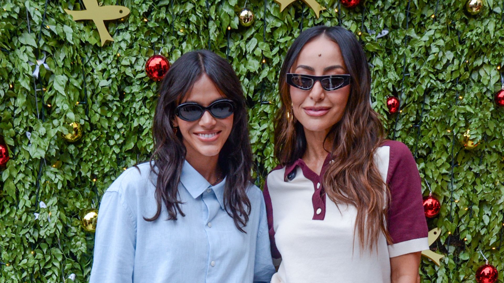 Bruna Marquezine e Sabrina Sato posam juntas e fazem panettone em evento