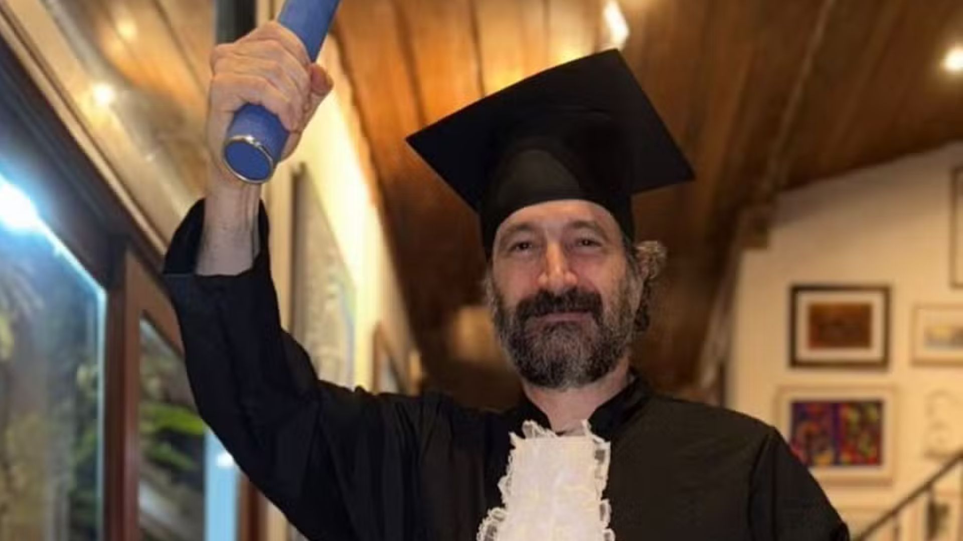 Aos 53 anos, Caco Ciocler celebra graduação em Biologia: ‘Formado’