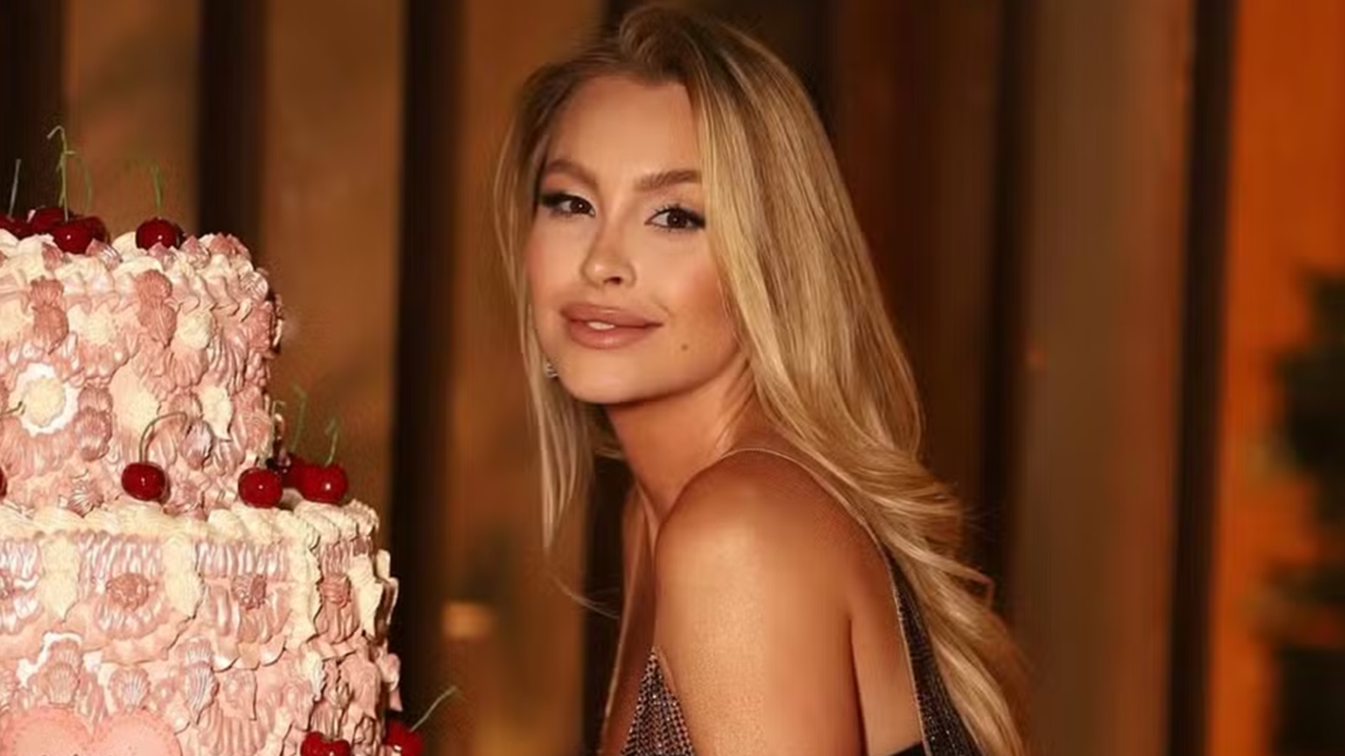 Carla Diaz ganha festa surpresa de aniversário e bolo gigante chama atenção