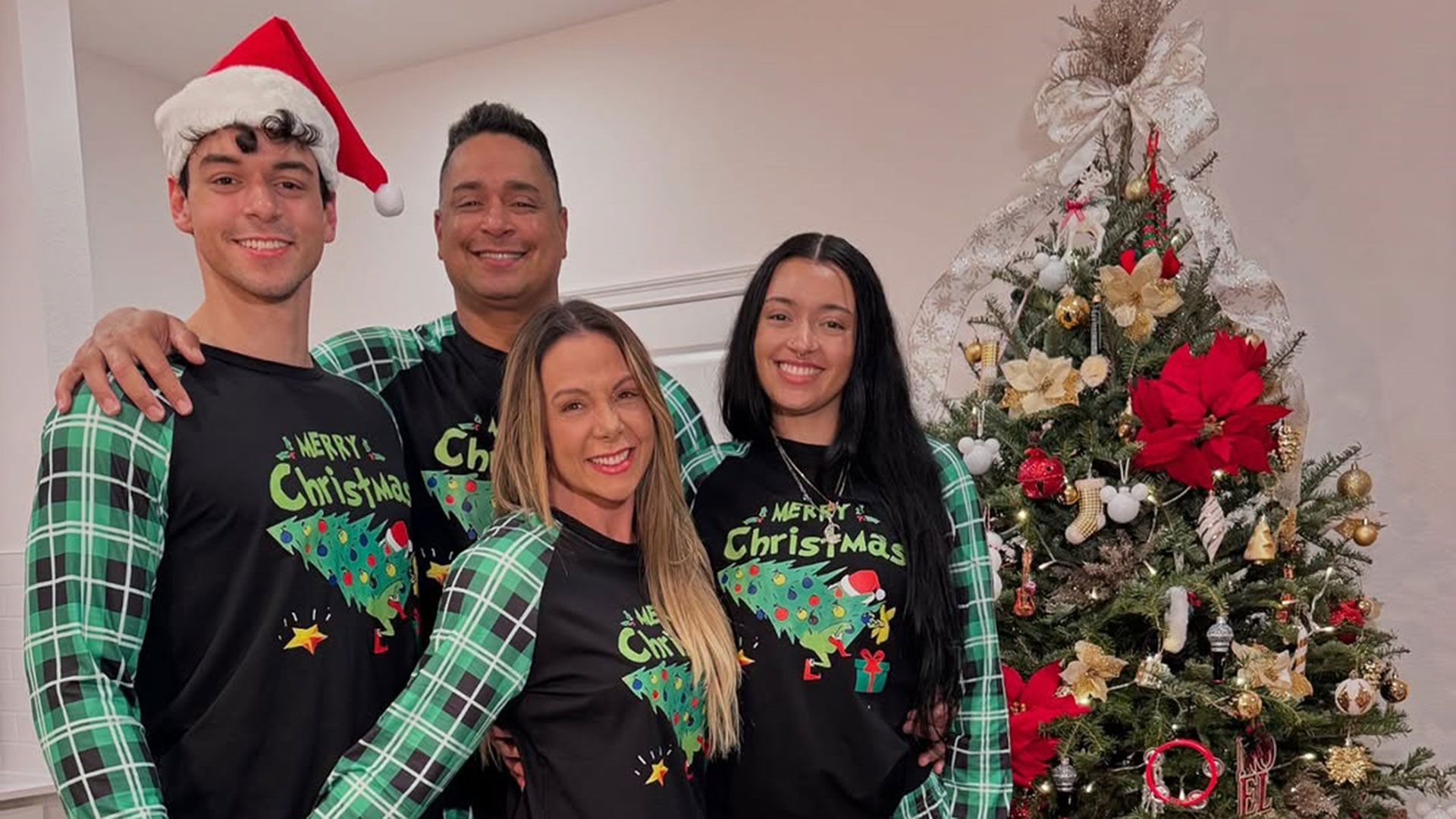 Carla Perez e Xanddy posam com os filhos em clima de Natal