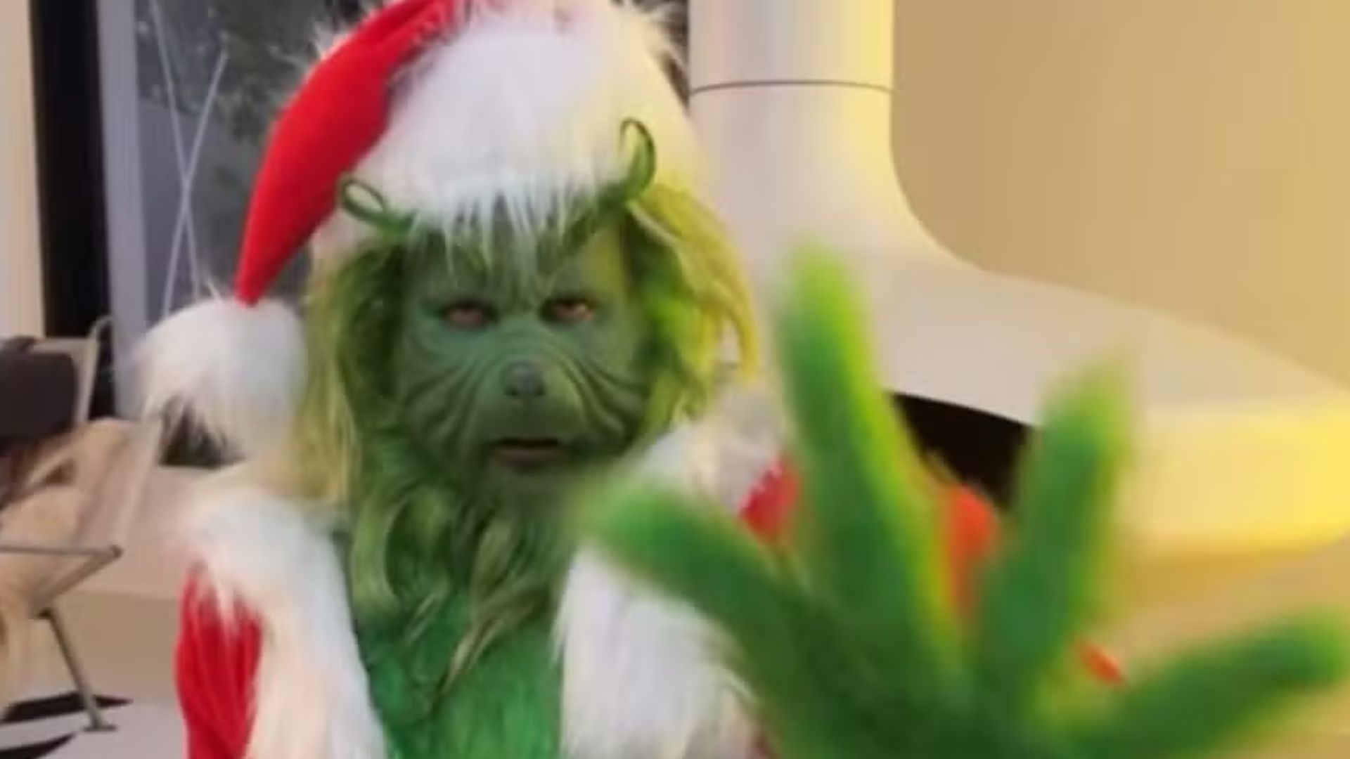 Quem é o famoso que se vestiu de Grinch para ensaio de Natal?