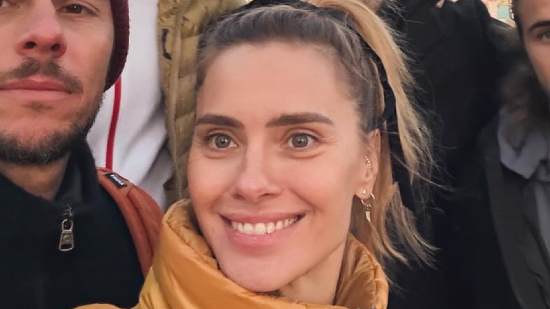 Carolina Dieckmann posa com o marido, os filhos e o irmão durante viagem