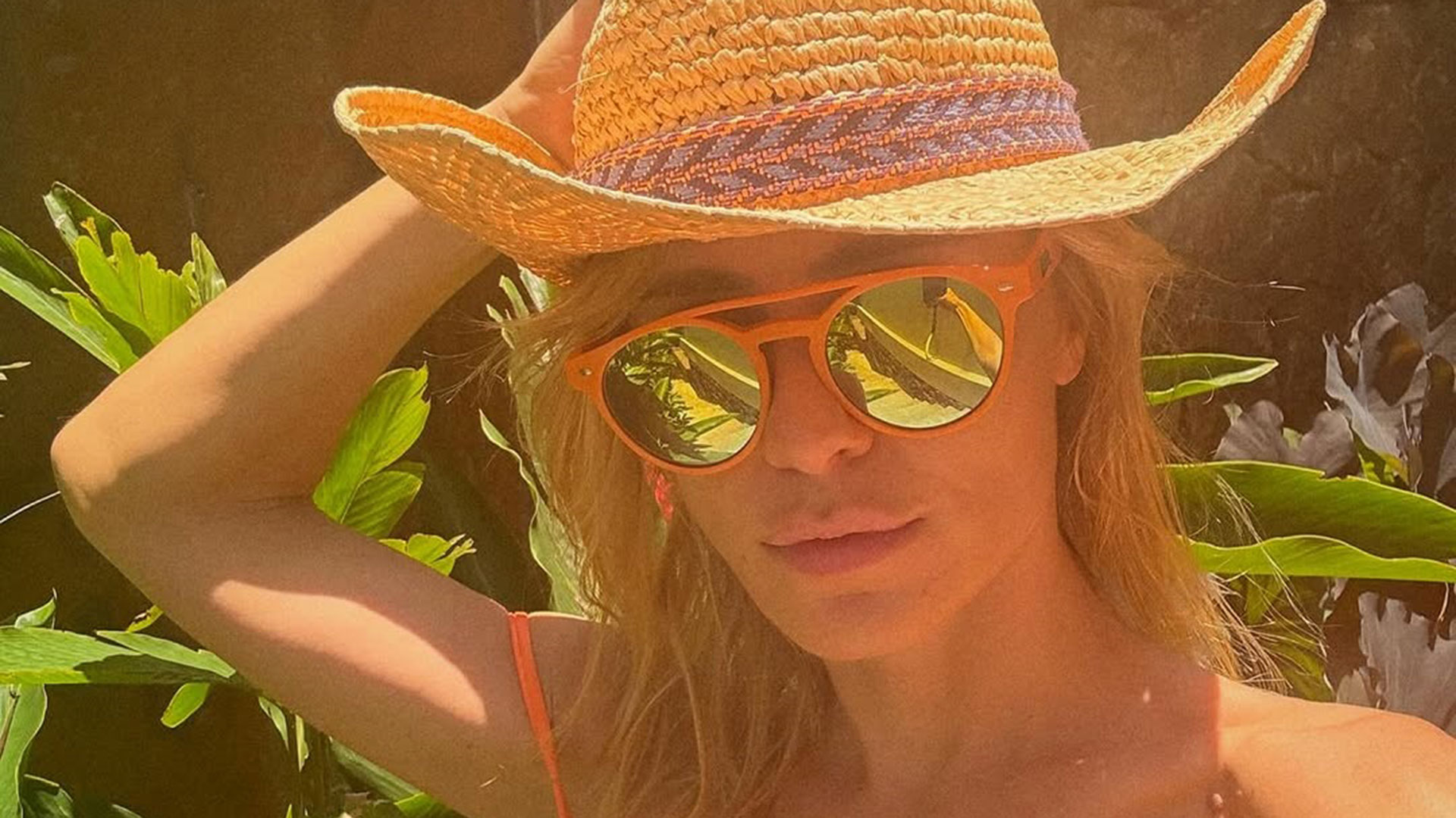 Carolina Dieckmann recebe elogios em novas fotos de biquíni
