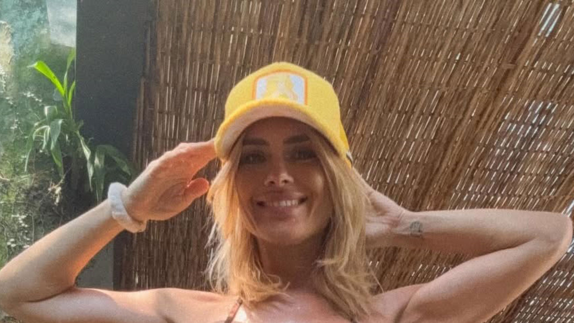 Carolina Dieckmann arrasa em foto de biquíni: ‘Muito feliz com o meu corpo’