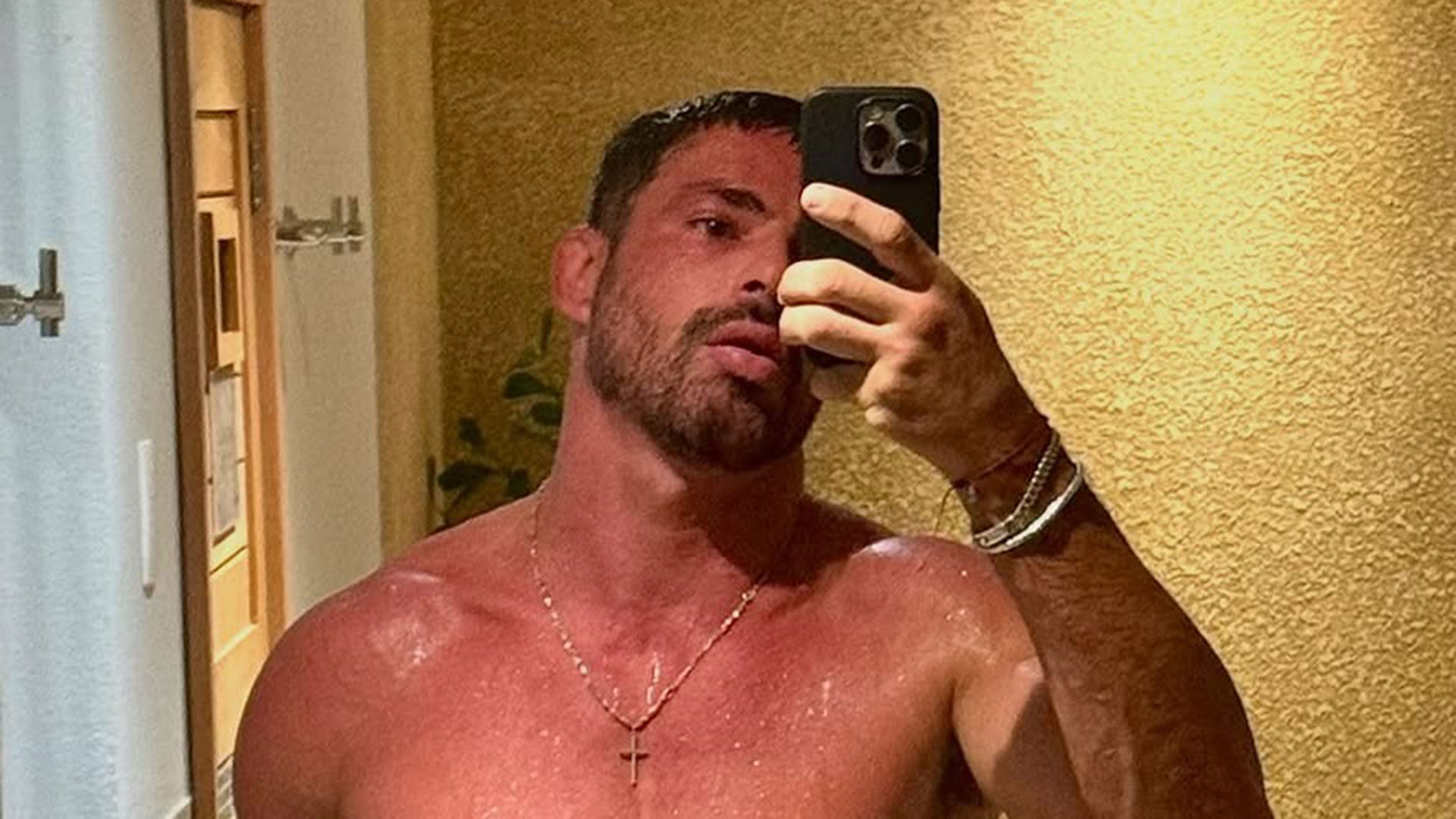 Cauã Reymond posa só de sunga e reclama: ‘Autoestima baixa’
