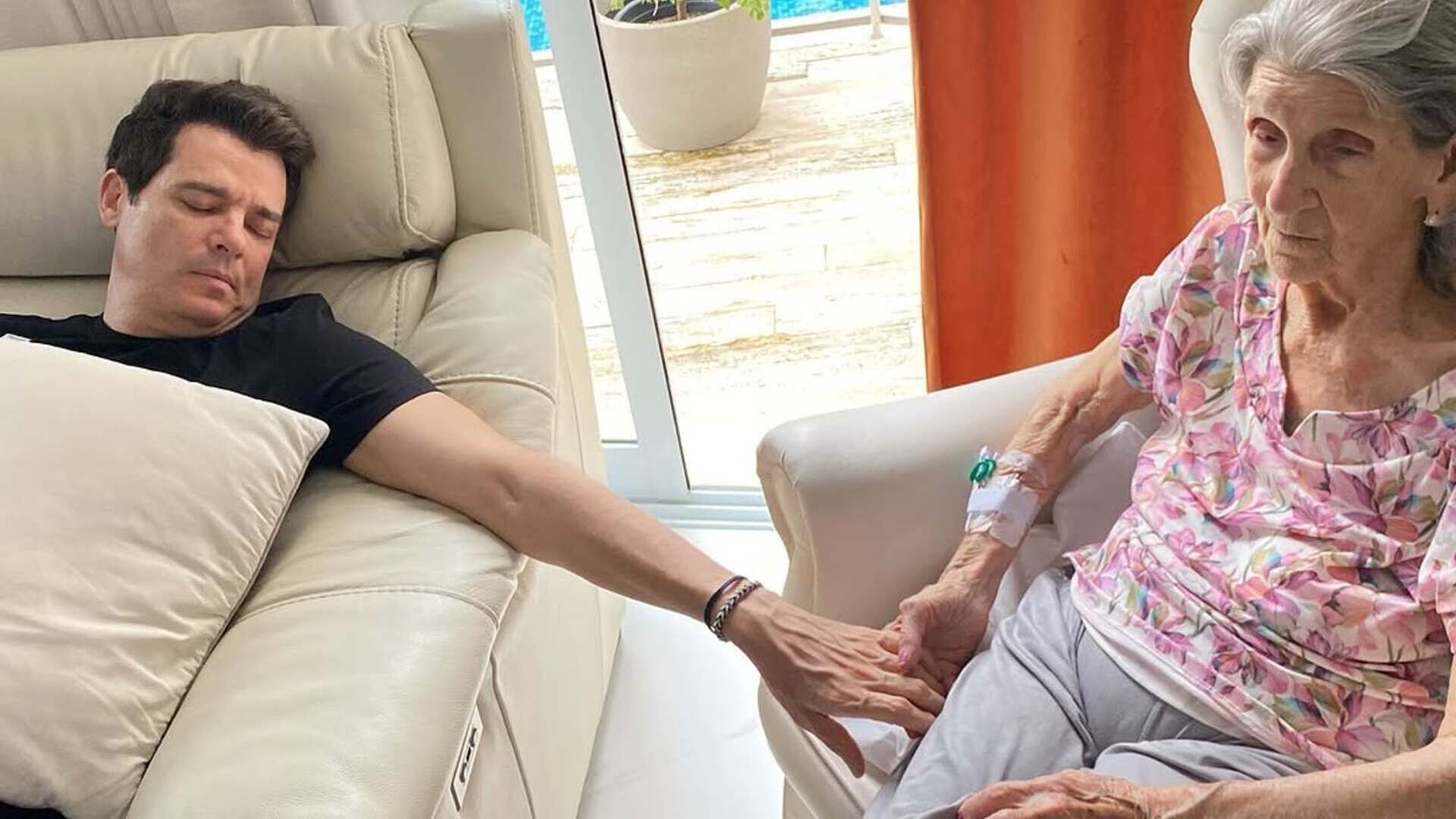 Celso Portiolli emociona ao mostrar momento com a mãe de 98 anos