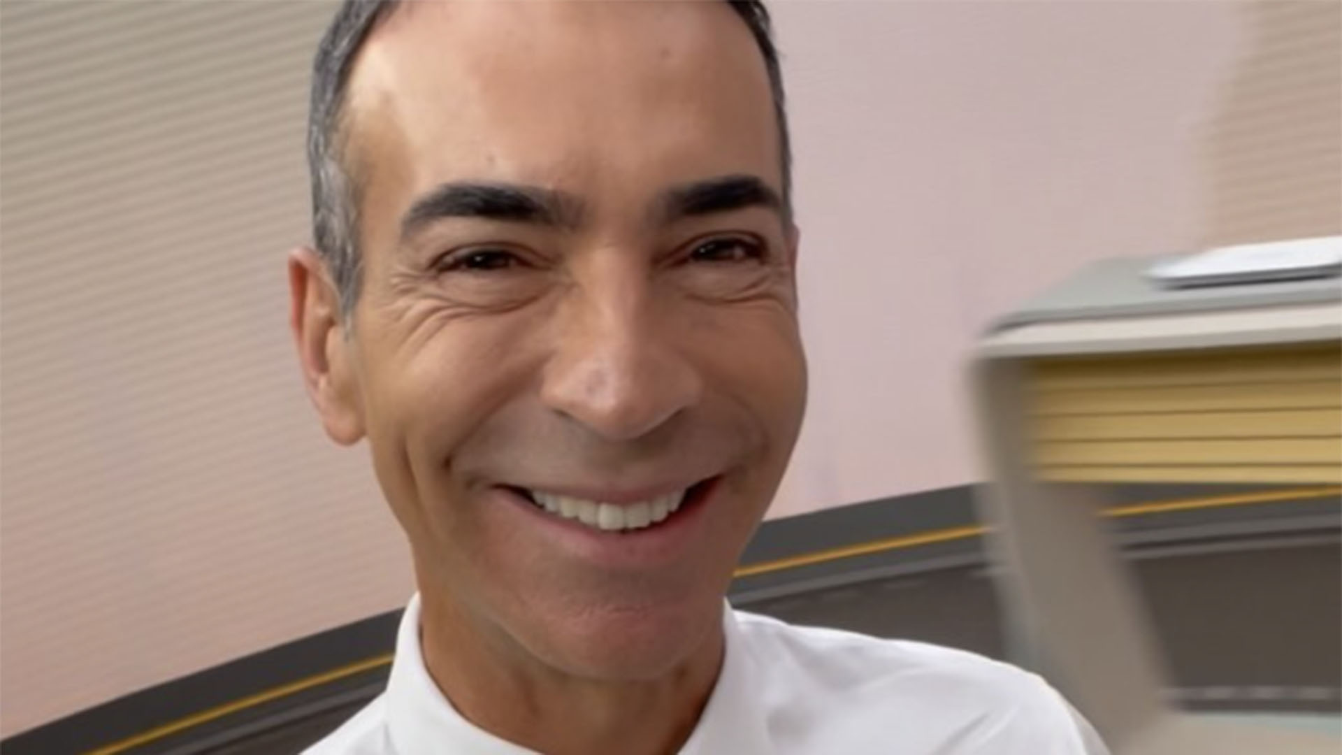 Cesar Tralli mostra sua marmita para o dia de trabalho na véspera de Natal