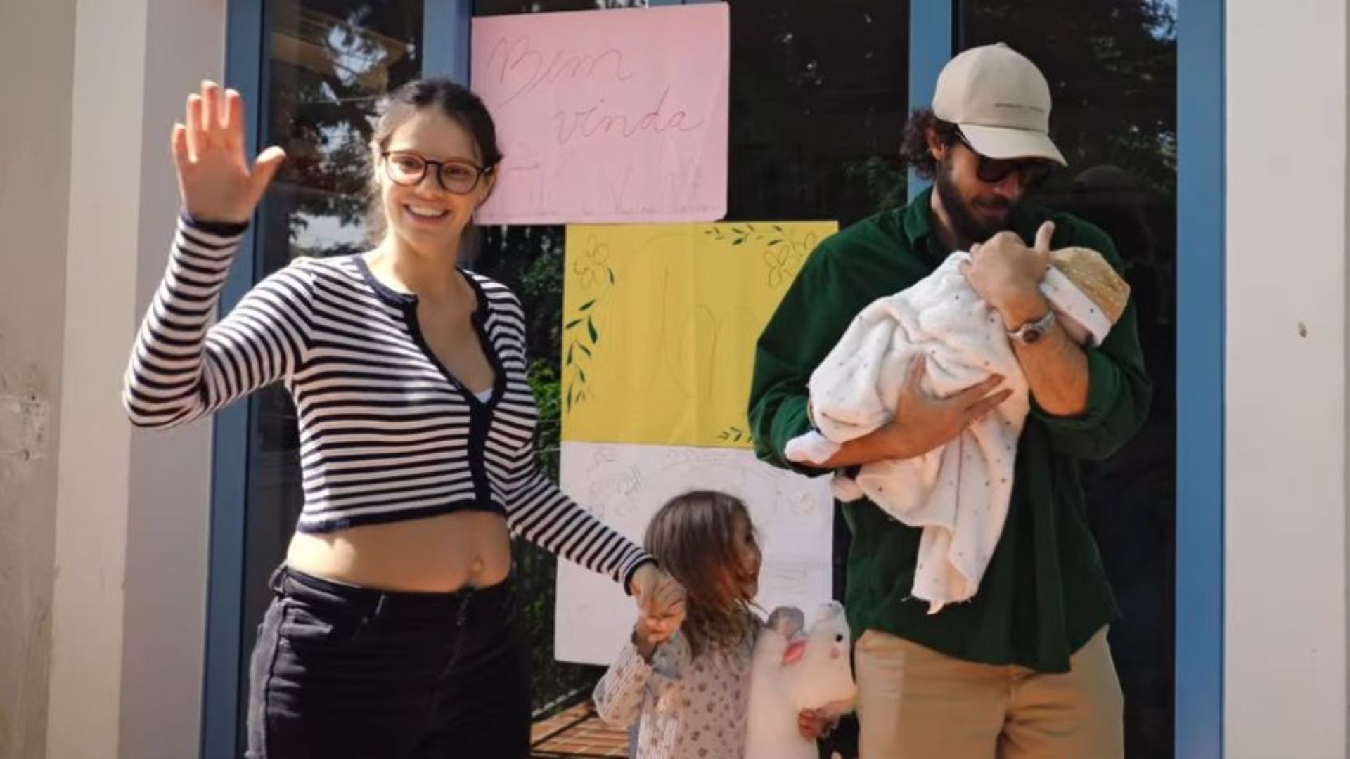 Laura Neiva exibe vídeo encantador de chegada da filha caçula: “1 mês em nossas vidas”