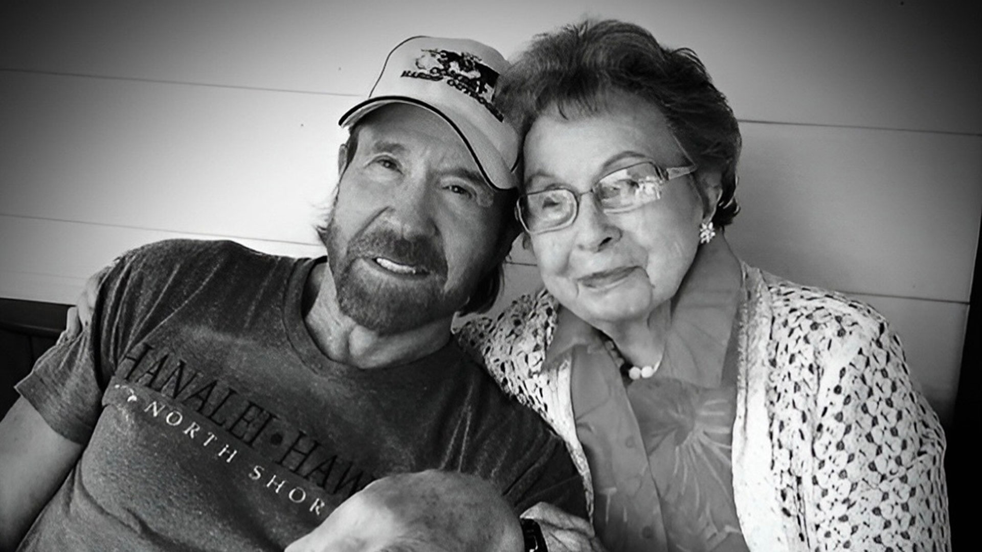 Chuck Norris comove ao lamentar morte da mãe, aos 103 anos