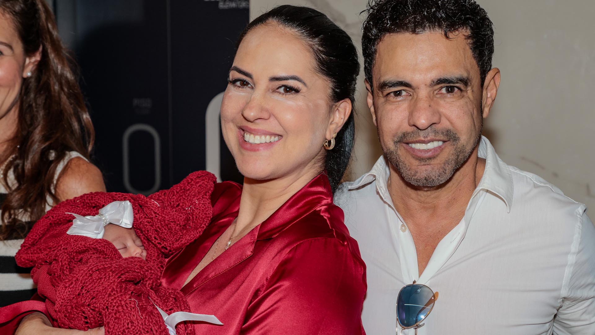 Zezé Di Camargo e Graciele Lacerda deixam a maternidade com a filha, Clara