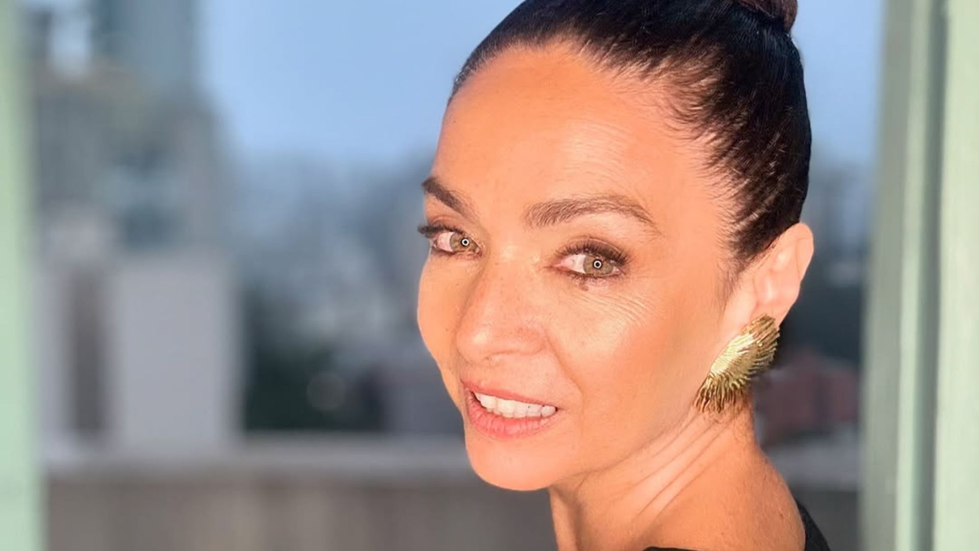 Claudia Ohana surge sem maquiagem e com pijama de desenho: ‘Garotinha’