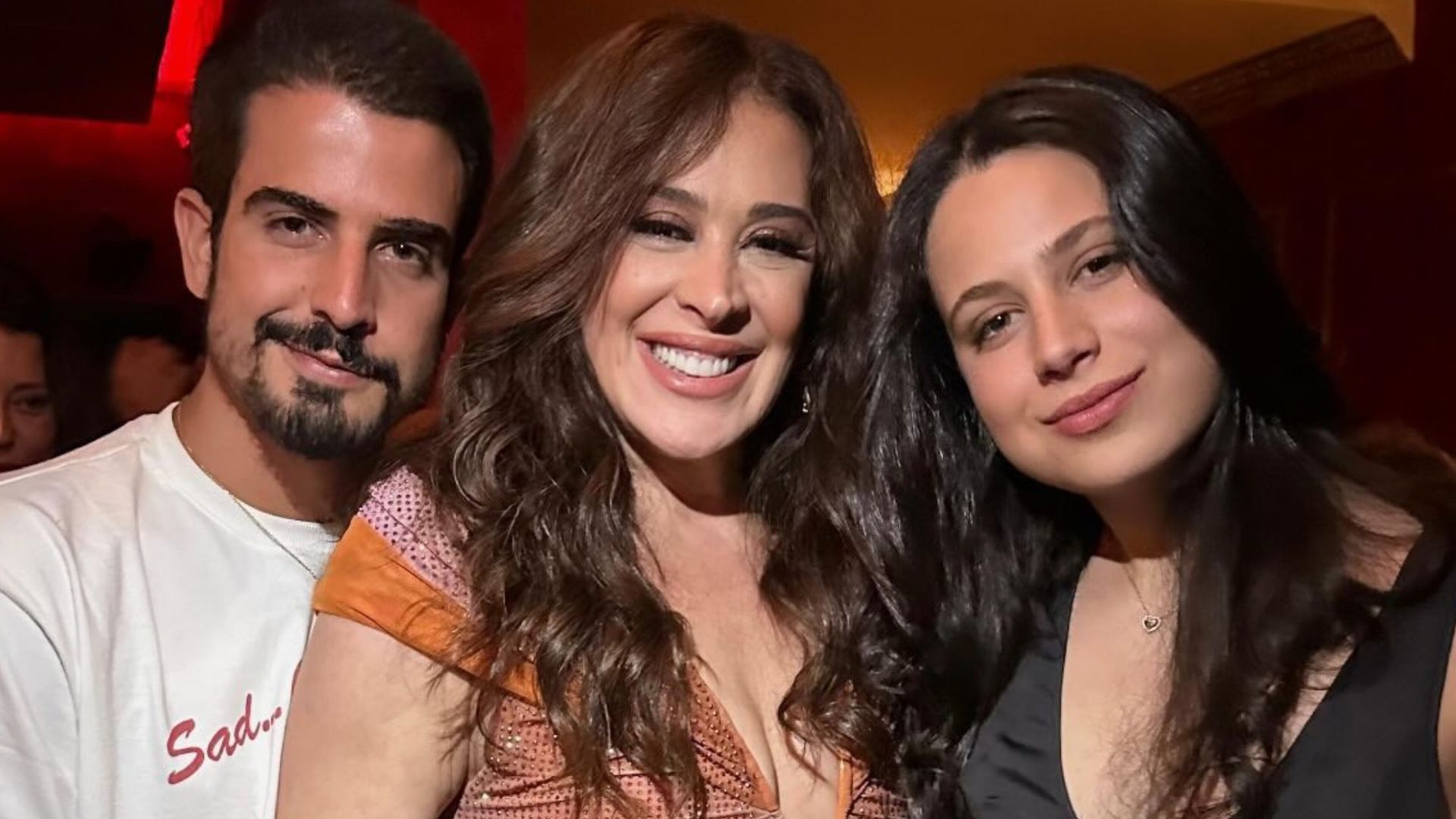 Claudia Raia comemora aniversário com festinha ao lado de amigos e família