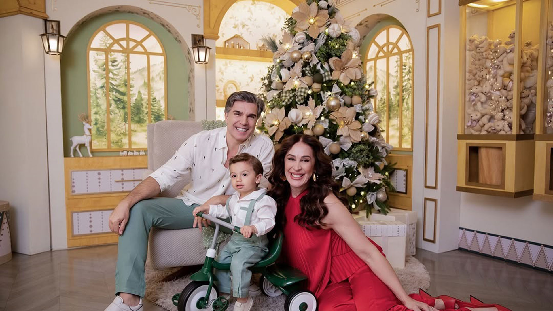 Claudia Raia encanta em novas fotos com Jarbas Homem de Mello e Luca