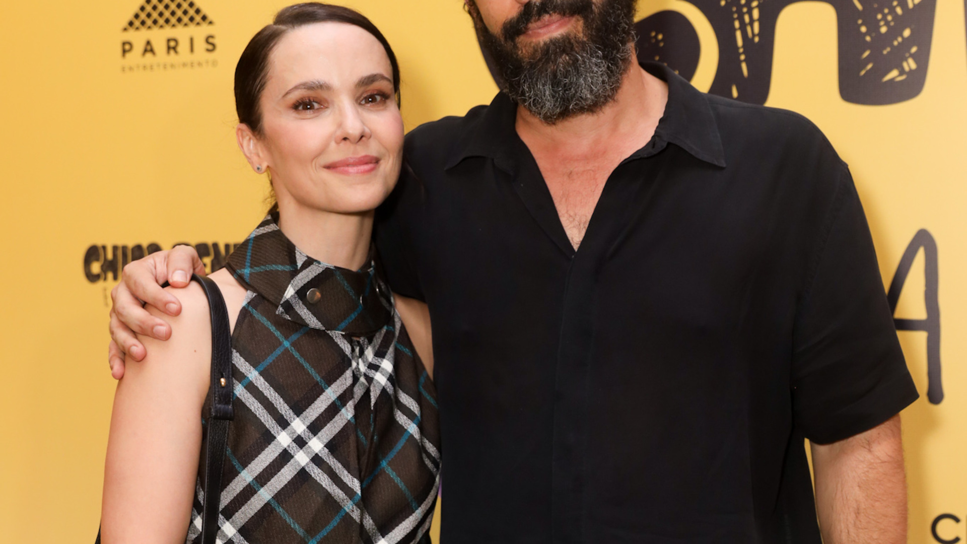 Débora Falabella faz rara aparição com o marido em evento; veja