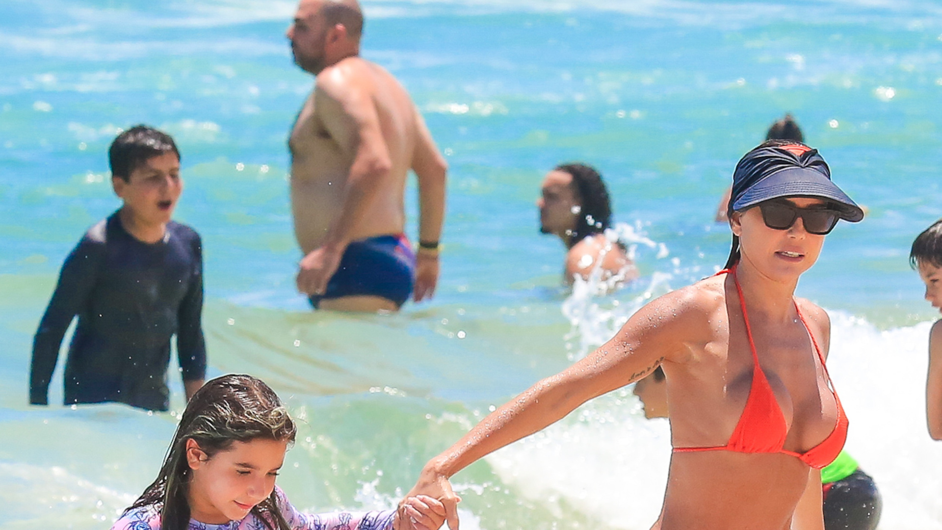 Deborah Secco exibe corpo real em dia na praia com a filha; veja as fotos