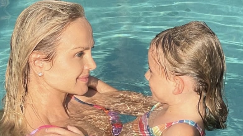 Eliana curte domingo de piscina com a filha caçula e encanta seguidores