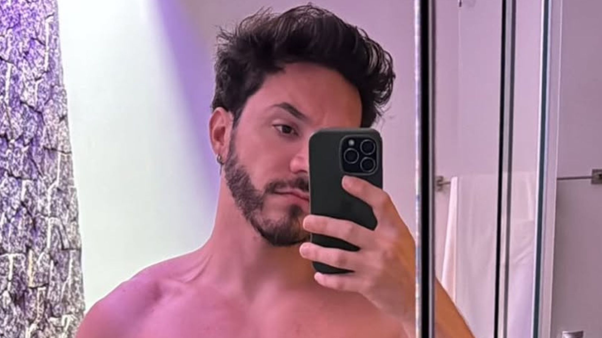 Na academia, Eliezer exibe abdômen em último treino fitness do ano