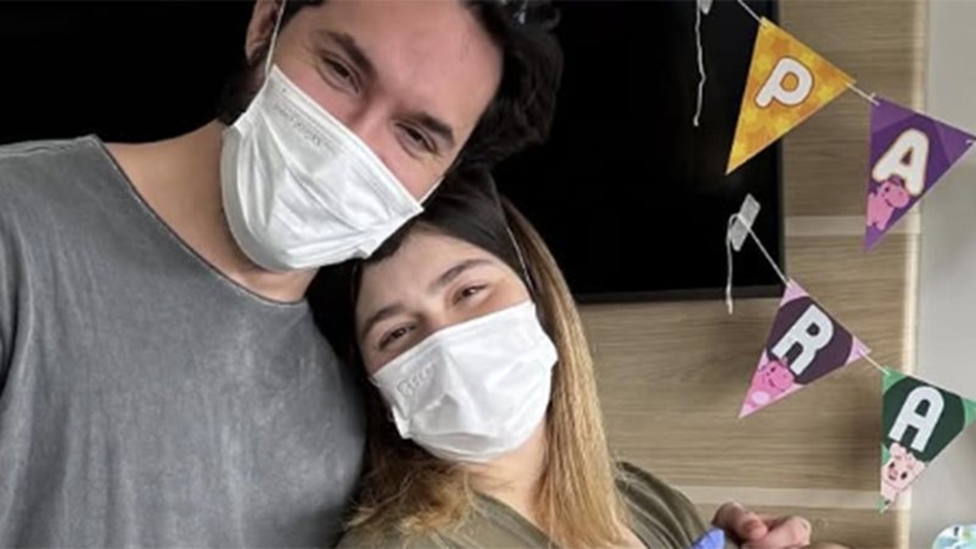 Eliezer mostra conversa com Viih Tube em meio à internação de Ravi