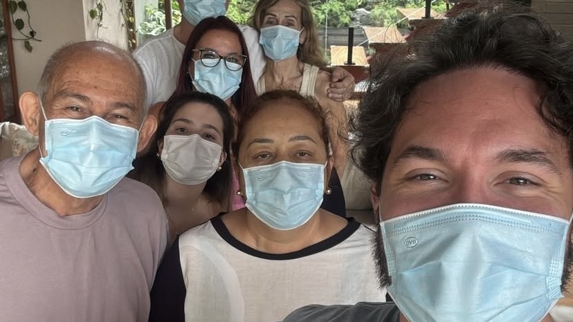 Eliezer explica motivo de todos usarem máscaras em casa durante visitas