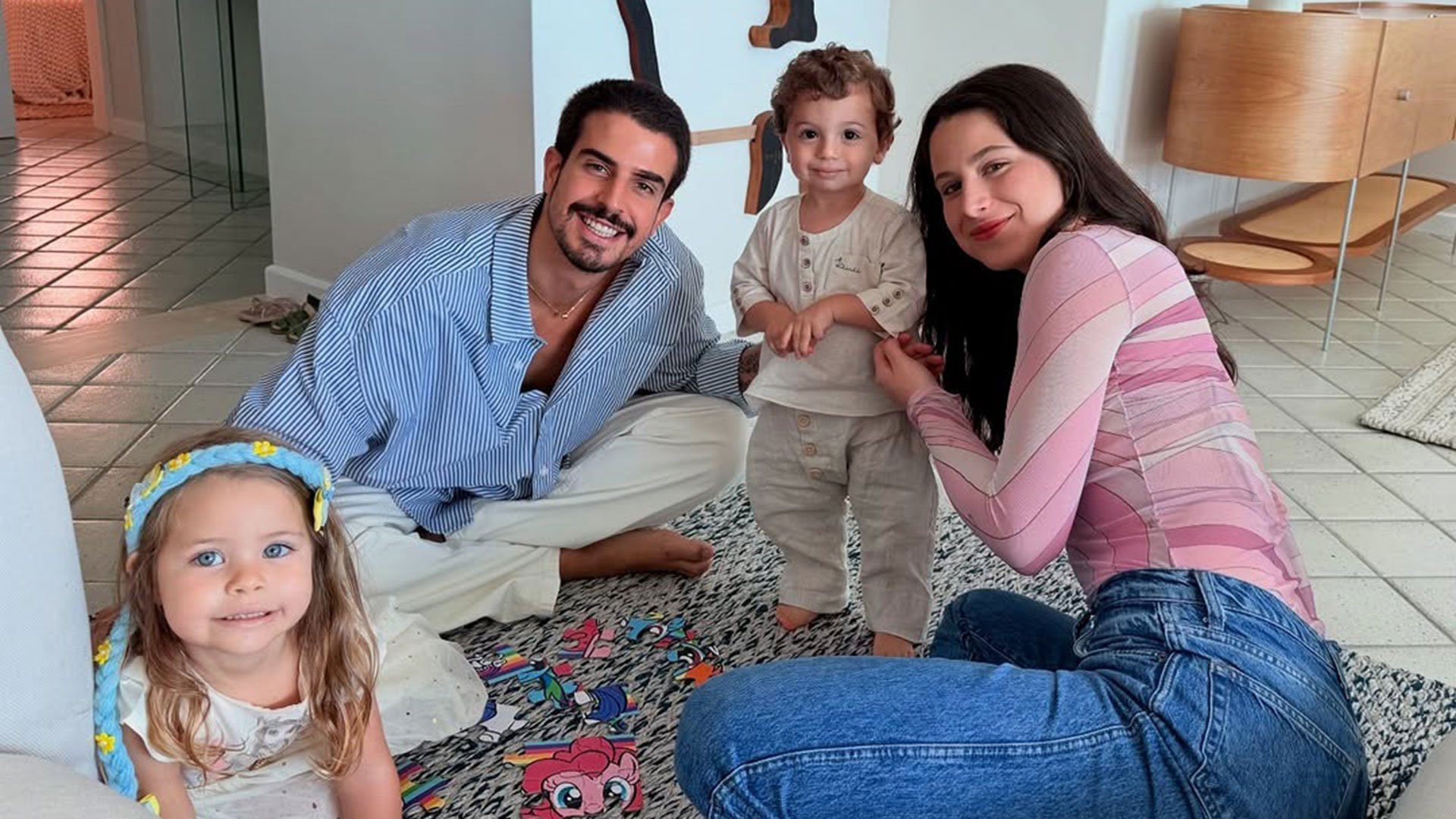 Enzo Celulari encanta ao postar foto com os três irmãos