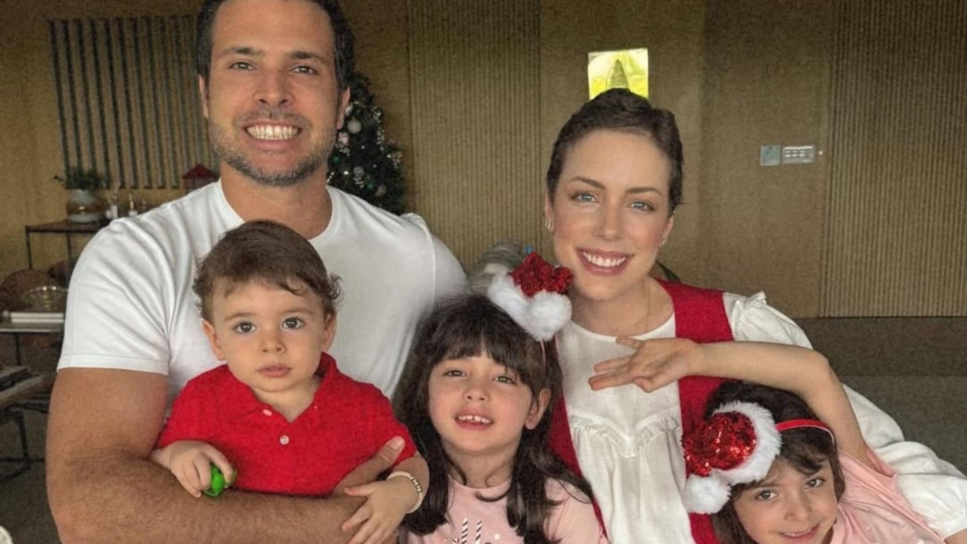 Fabiana Justus encanta ao surgir com a família em clima de Natal