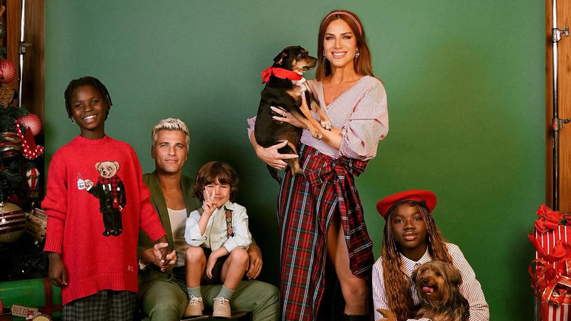 Giovanna Ewbank e Bruno Gagliasso fazem ensaio de Natal com os 3 filhos