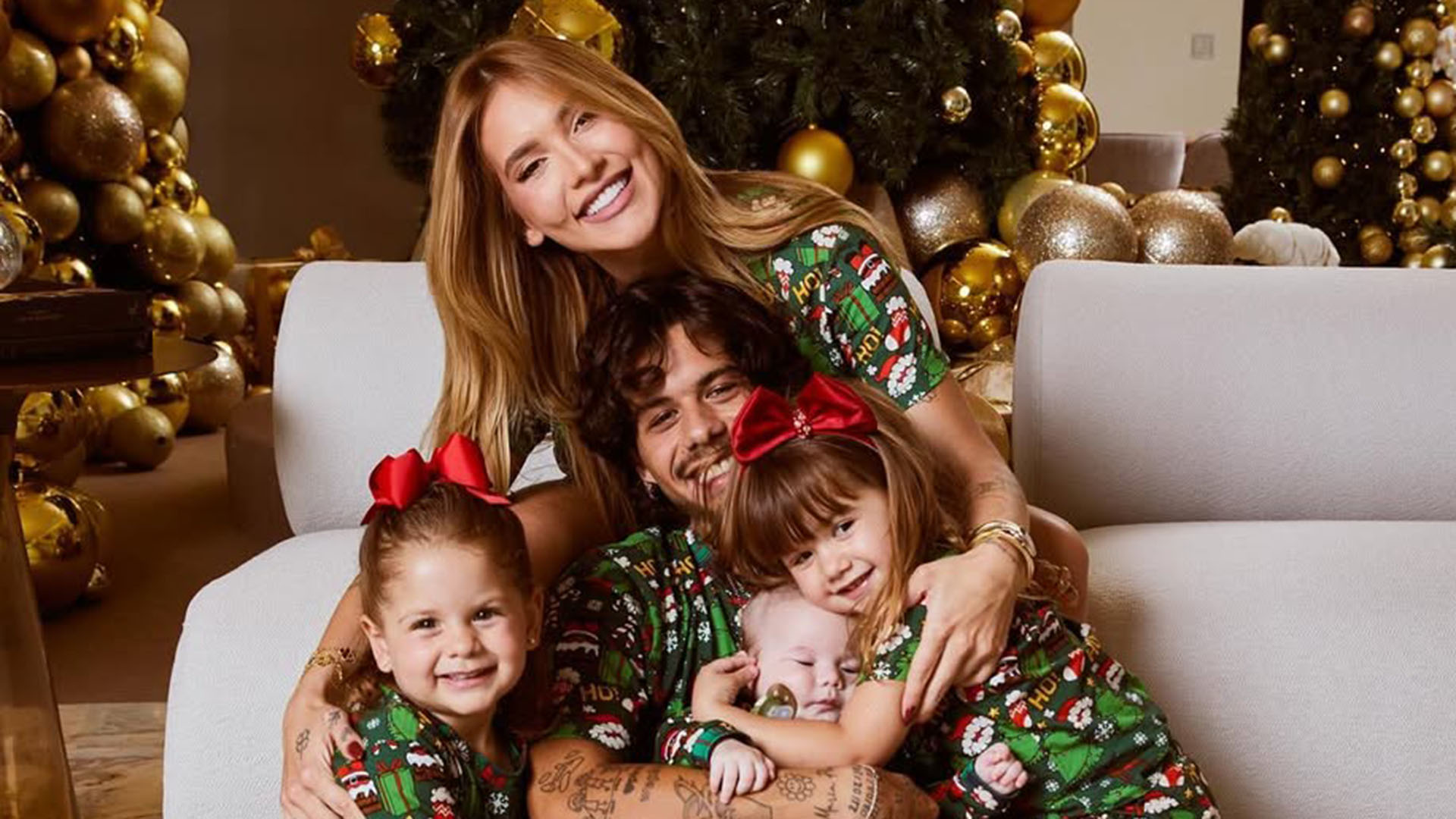 Virginia faz ensaio de Natal com a família. Saiba o preço dos pijamas