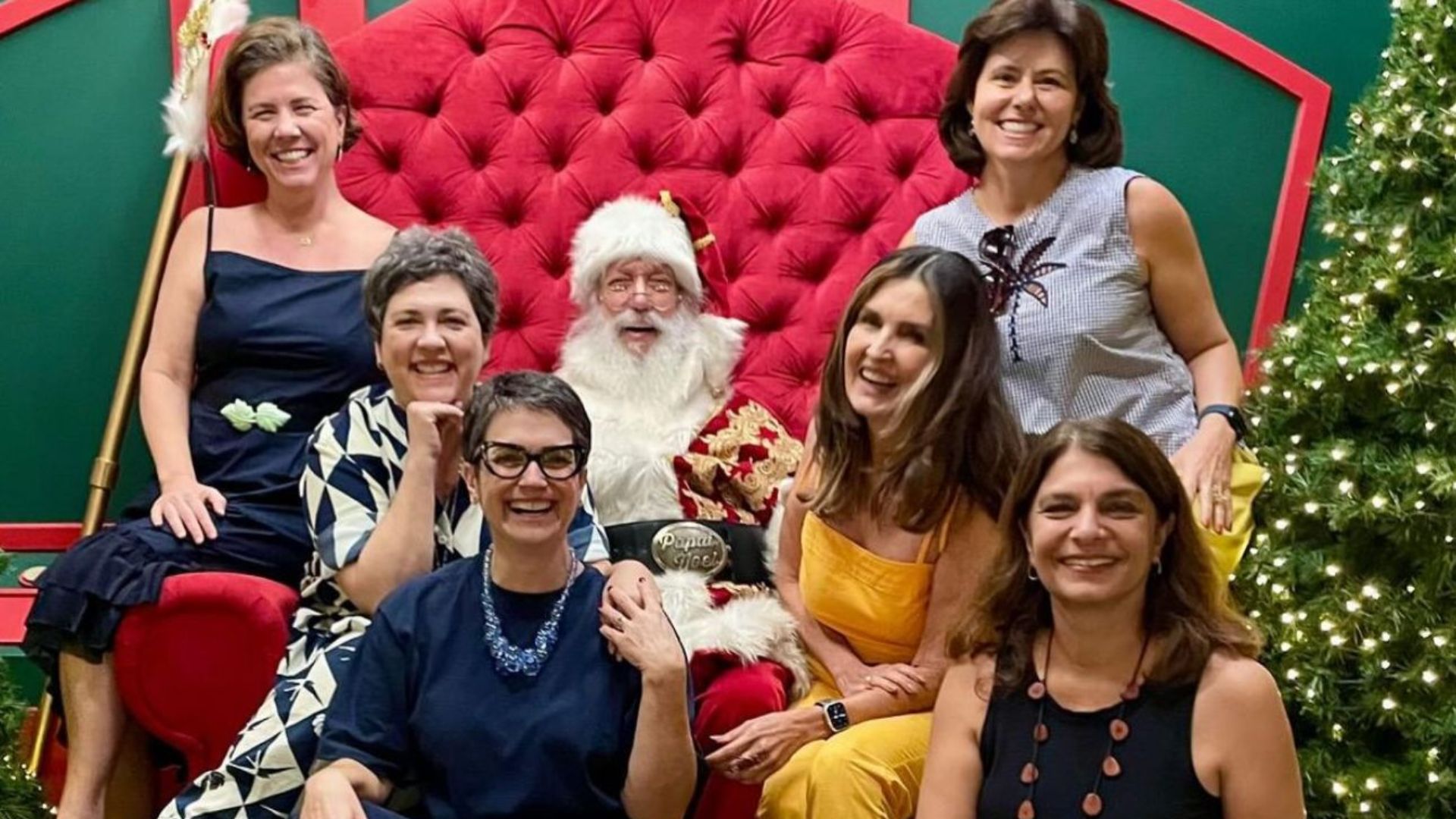 Fátima Bernardes e Sandra Annenberg curtem dia com as amigas em clima natalino