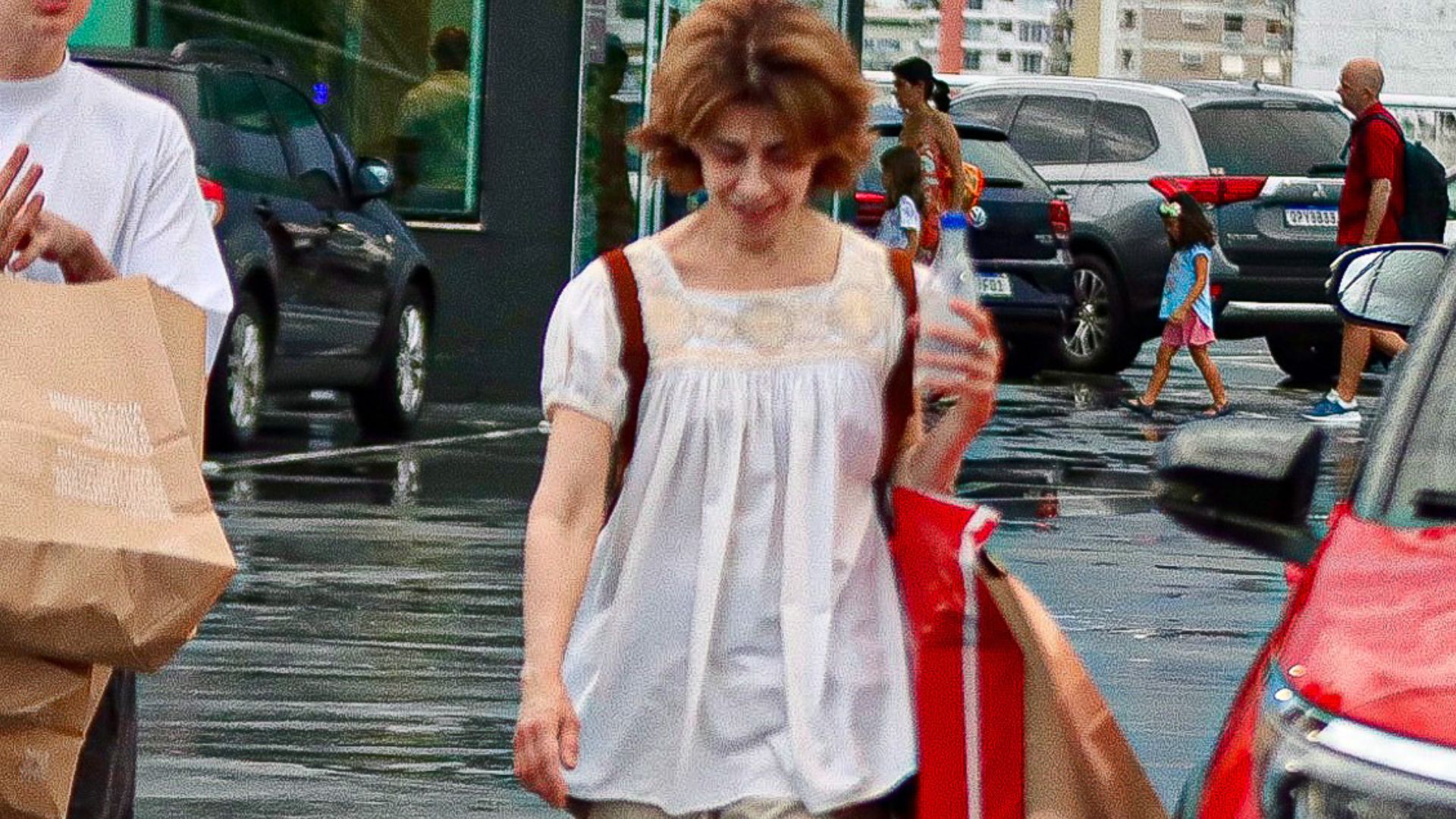 Fernanda Torres faz rara aparição ao lado do filho em dia de compras no RJ