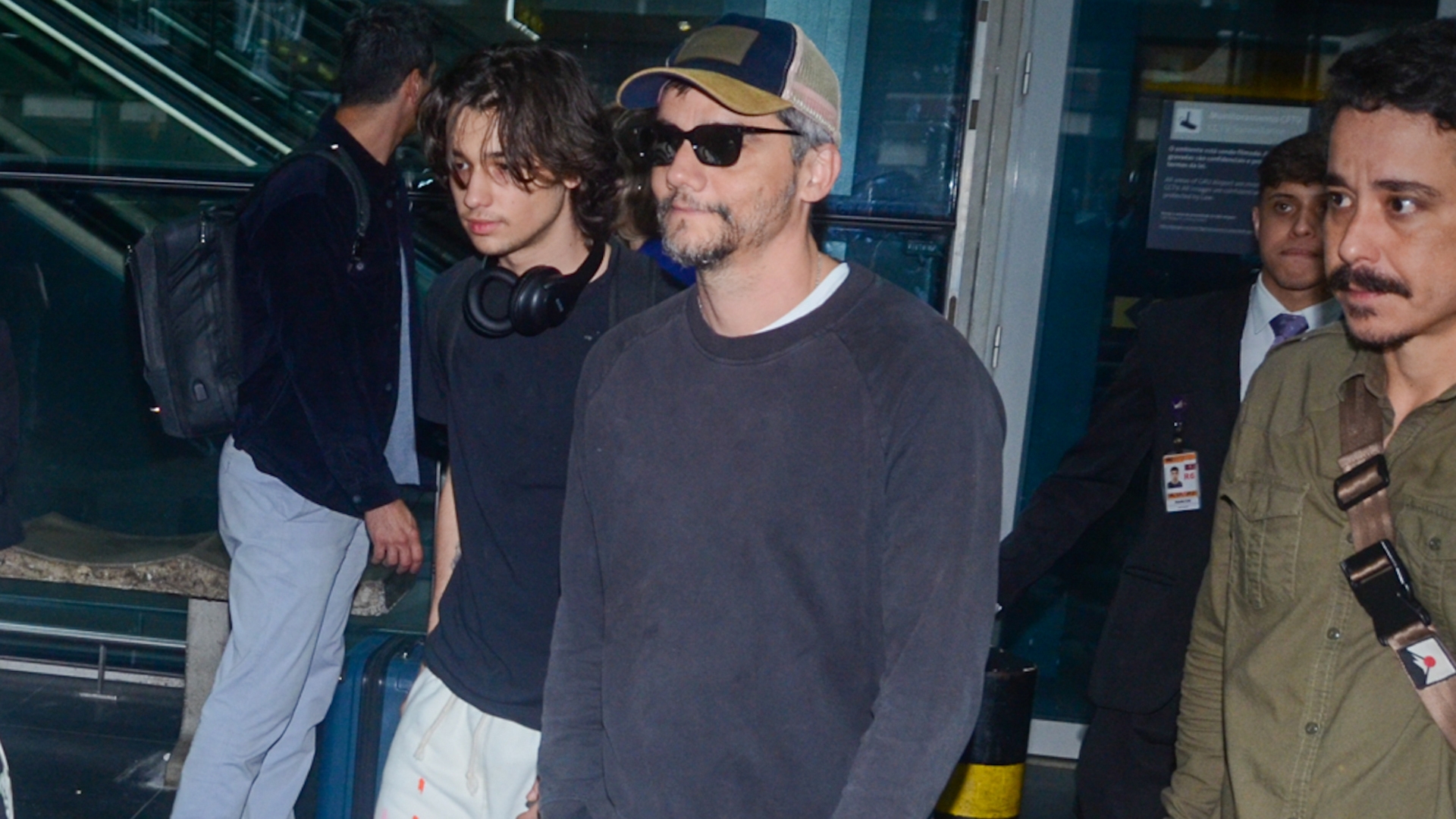Filho de Wagner Moura faz raríssima aparição com o ator; veja as fotos