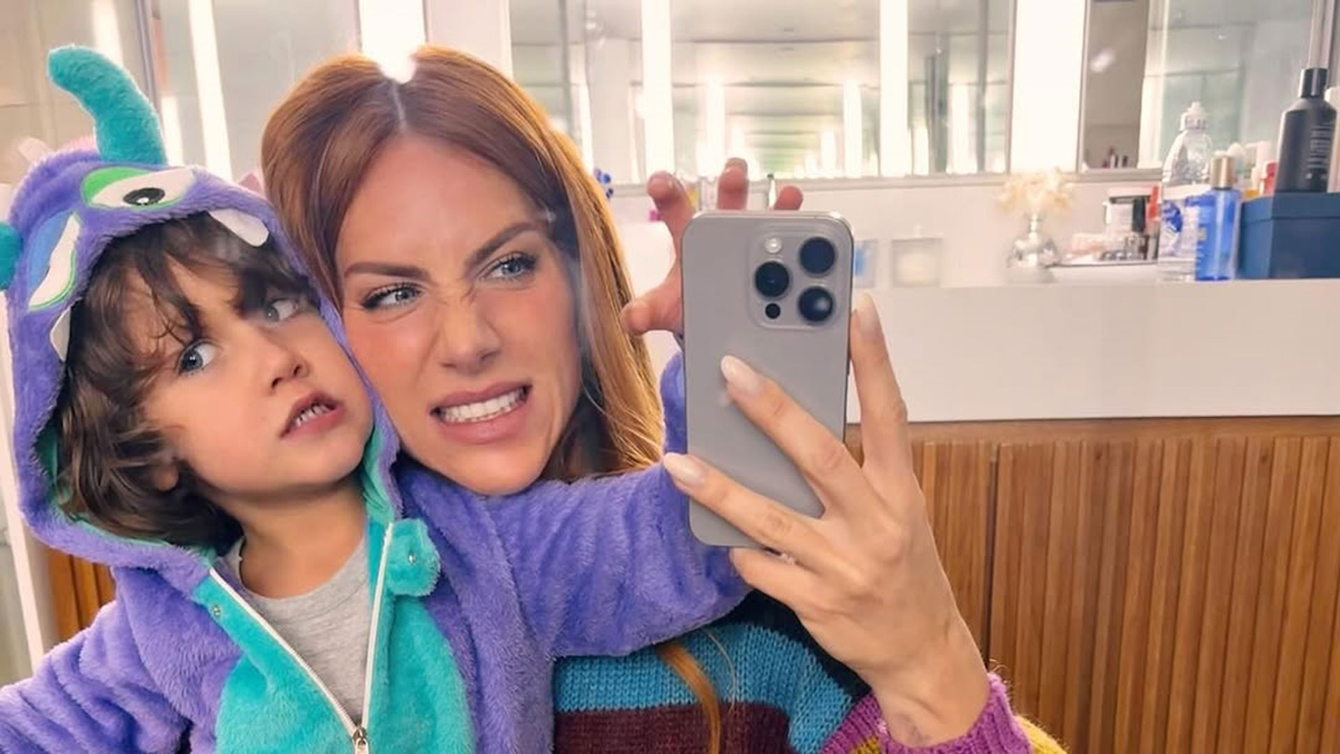 Giovanna Ewbank faz companhia para o filho em momento inusitado