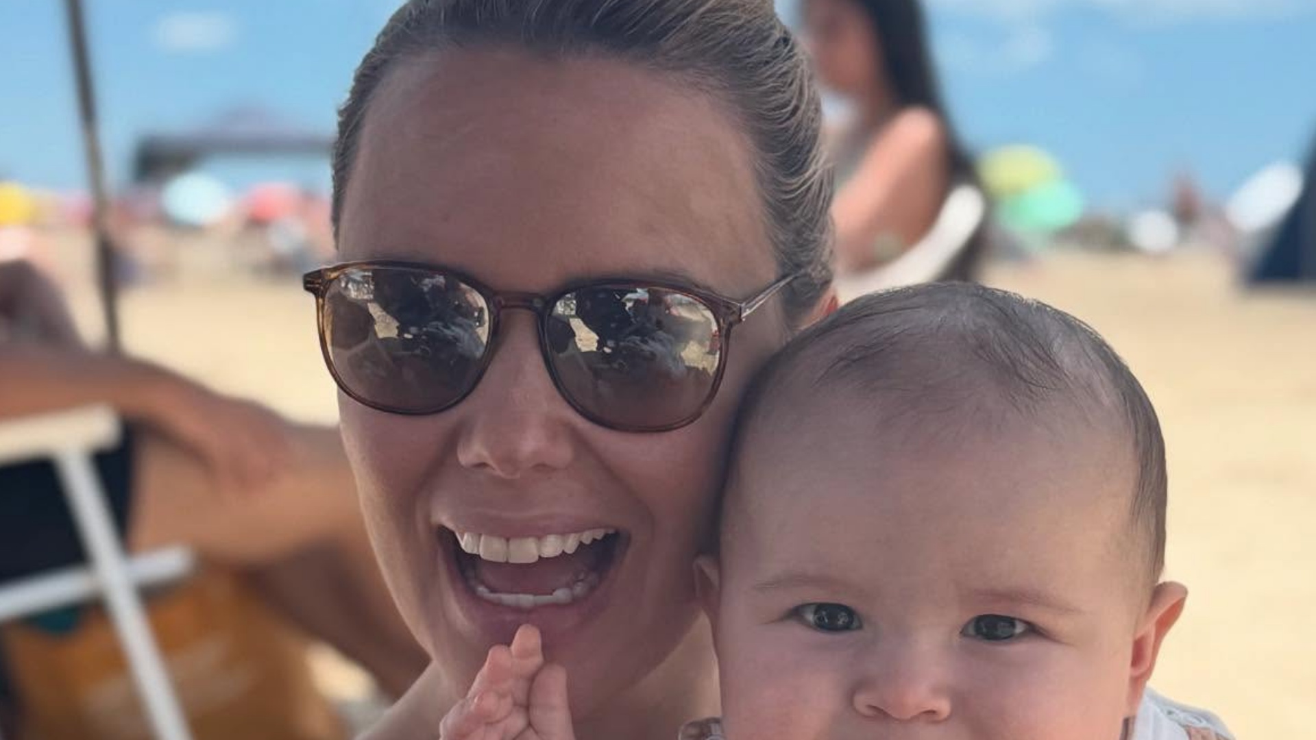 Filho de Grazie Schmitt esbanja fofura em cliques na praia: ‘Curtindo’