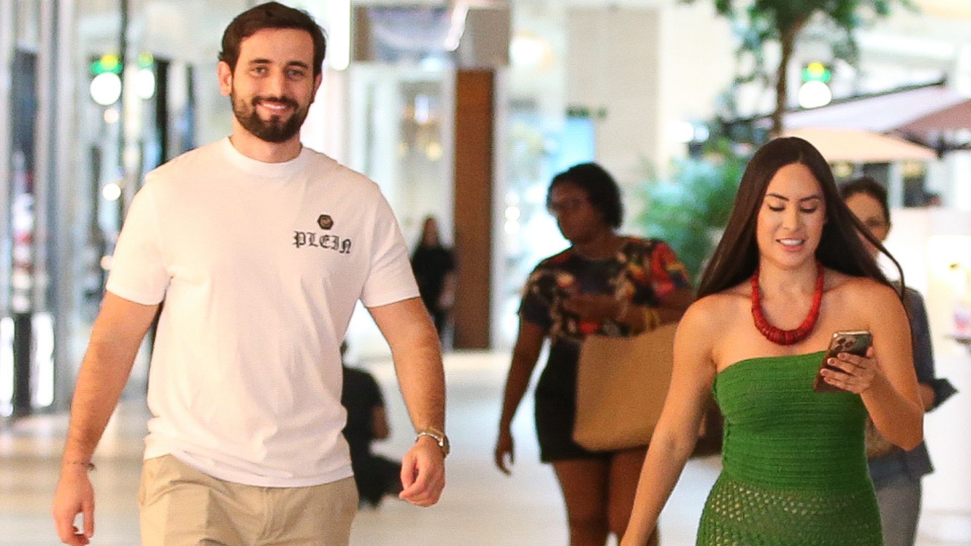 Ex-BBBs Isabelle Nogueira e Matteus Amaral curtem passeio em shopping do RJ