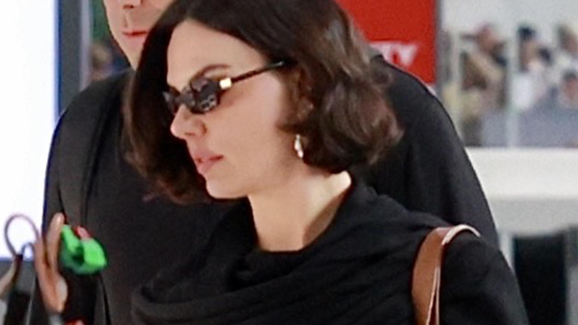 Isis Valverde é flagrada com o marido no aeroporto após o casamento civil